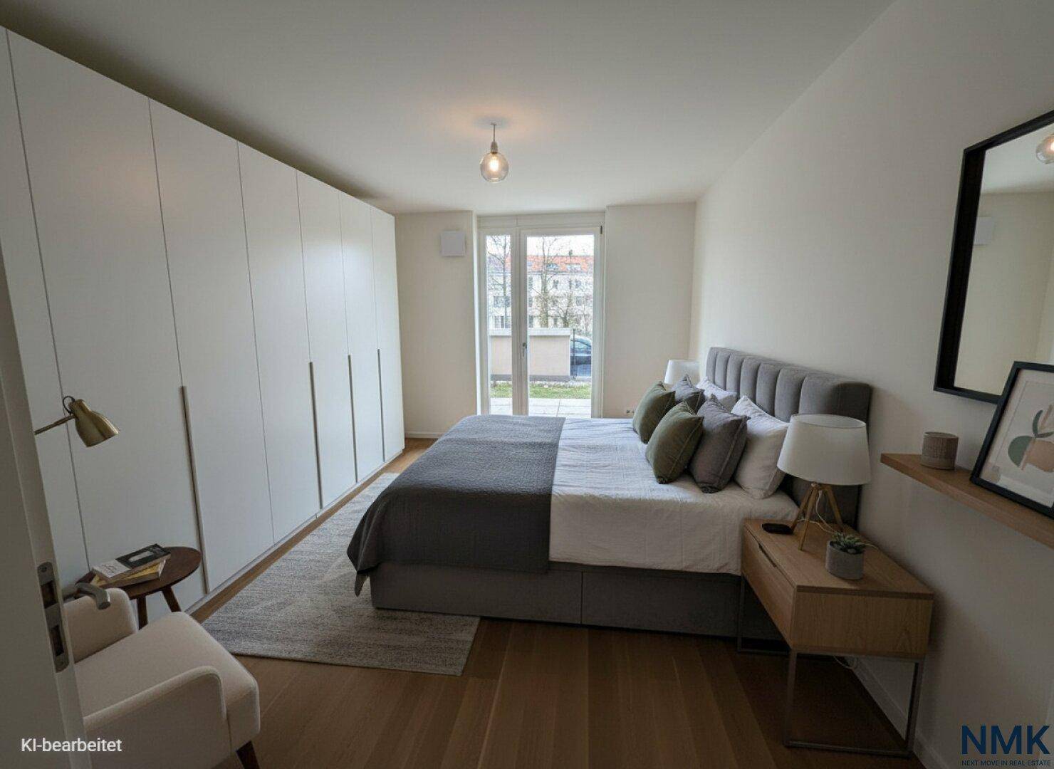 Modernes Schlafzimmer mit großem Bett, Einbauschränken und Zugang zu einem Außenbereich.