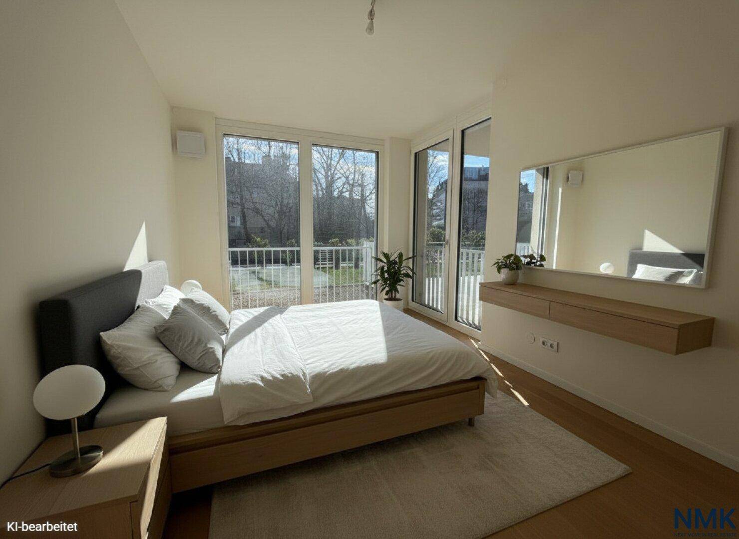 Modern eingerichtetes Schlafzimmer mit Holzboden, großem Bett und Spiegel, hell und freundlich.