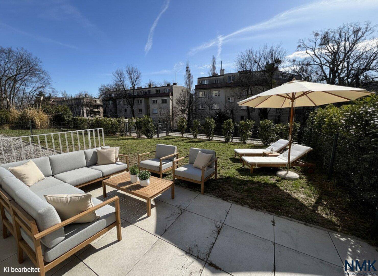 Möblierte Terrasse mit Lounge-Möbeln und Liegestühlen, umgeben von Rasen und Hecken.