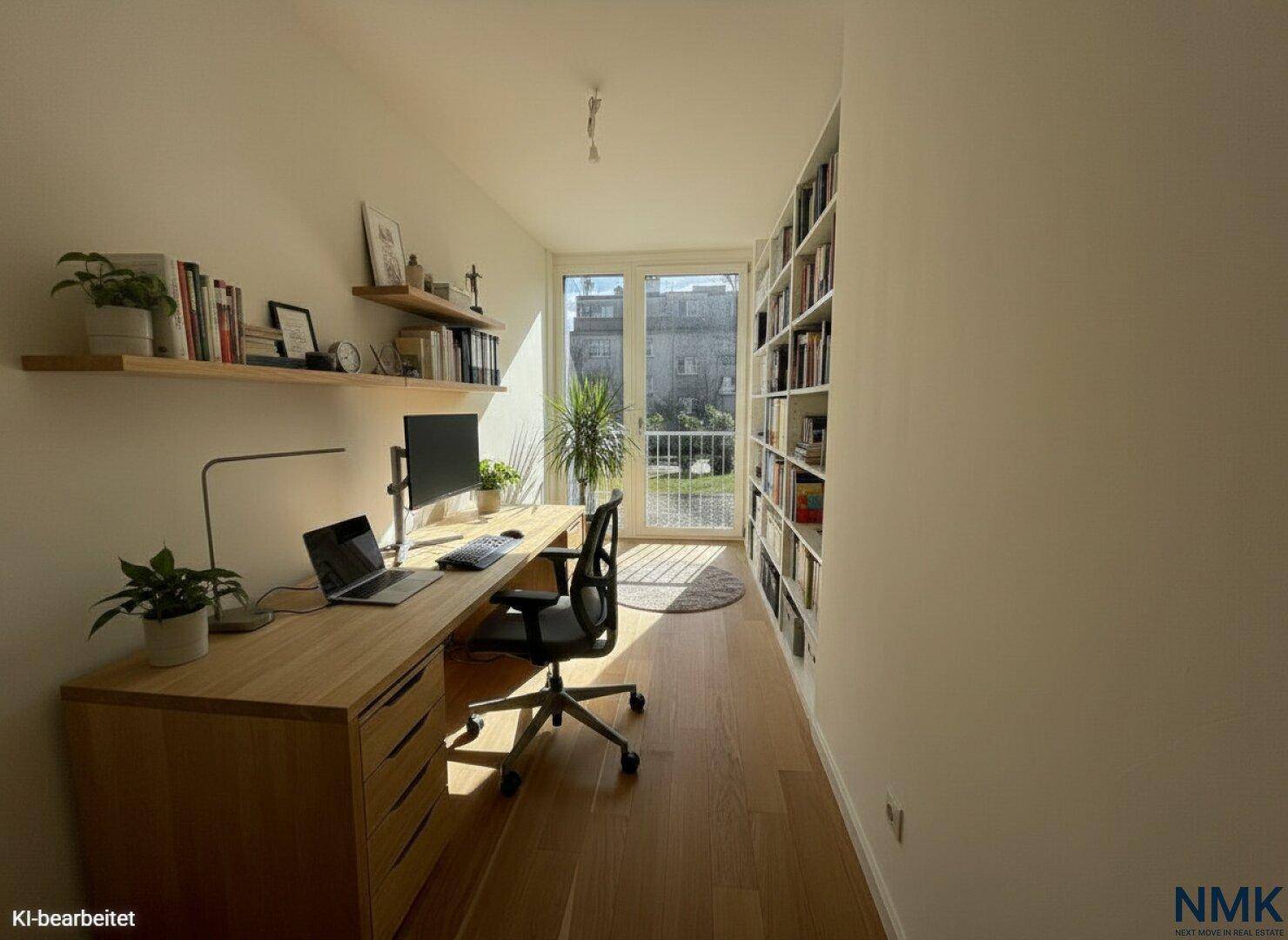 Modern eingerichtetes Büro mit großem Schreibtisch, Bücherregal und viel Tageslicht.