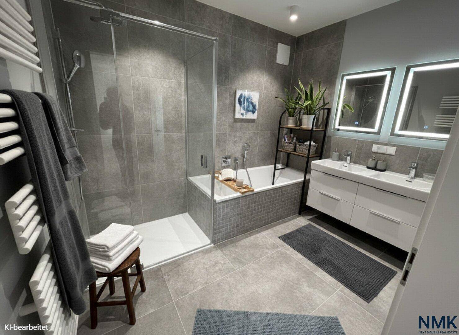Modernes Badezimmer mit grauen Fliesen, Badewanne, Dusche und beleuchteten Spiegeln.