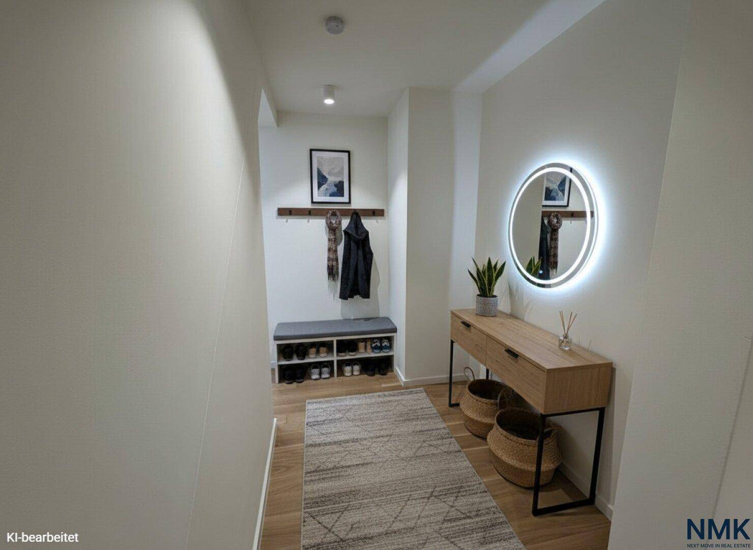 Moderner Flur mit Garderobe, Schuhbank, beleuchtetem Spiegel und Holzboden, einladend gestaltet.