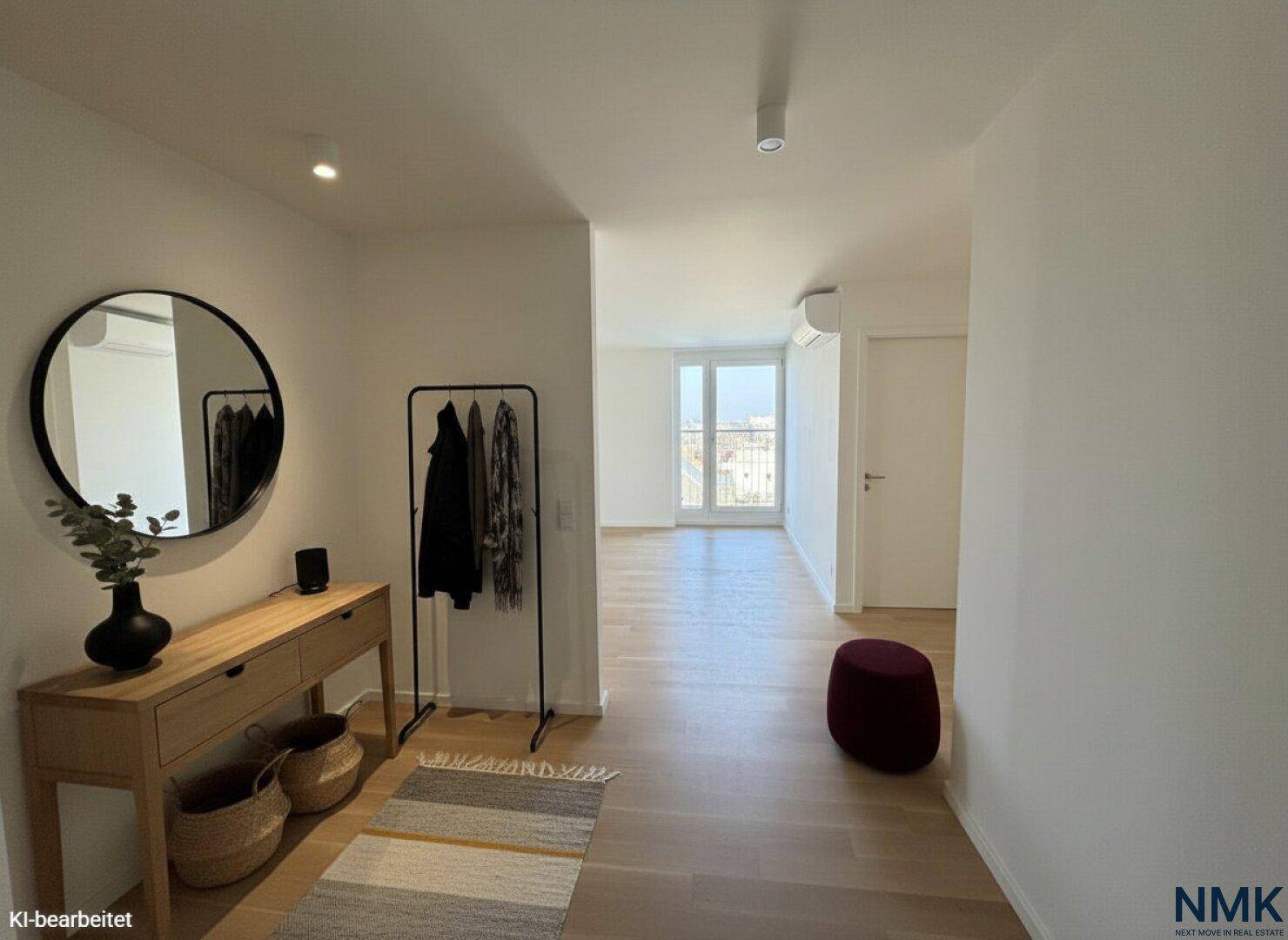 Moderner Eingangsbereich mit Holzboden, Spiegel und Garderobe, hell und einladend.