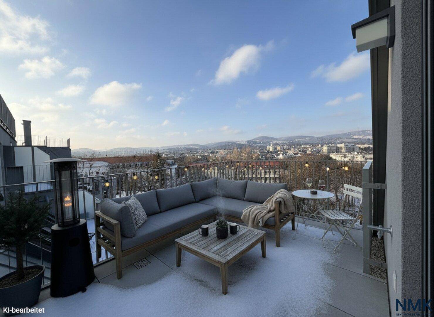 Gemütliche Dachterrasse mit Loungemöbeln und weitem Blick über die verschneite Stadt.