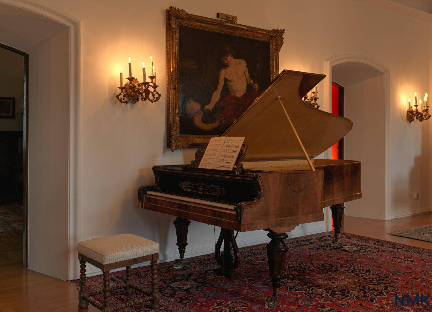 Elegantes Wohnzimmer mit Flügel, Wandleuchtern und einem großen Gemälde.