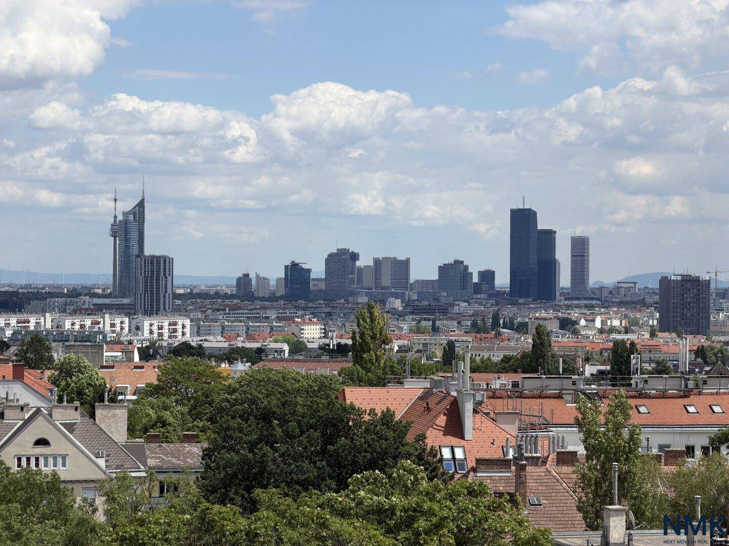 Panoramablick auf die Wiener Skyline mit modernen Hochhäusern unter blauem Himmel.