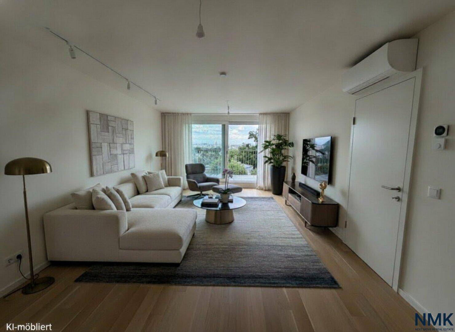 Helles Wohnzimmer mit modernem Sofa, Holzboden und großem Fenster mit Stadtblick.