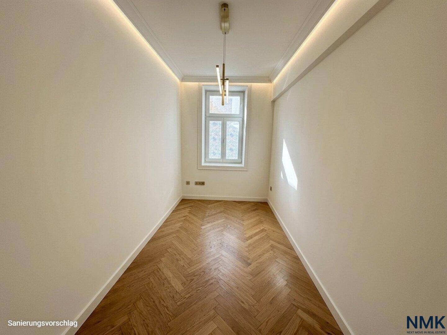 Schmaler Raum mit Fischgrätparkett, moderner Deckenbeleuchtung und einem Fenster, als Sanierungsvorschlag.