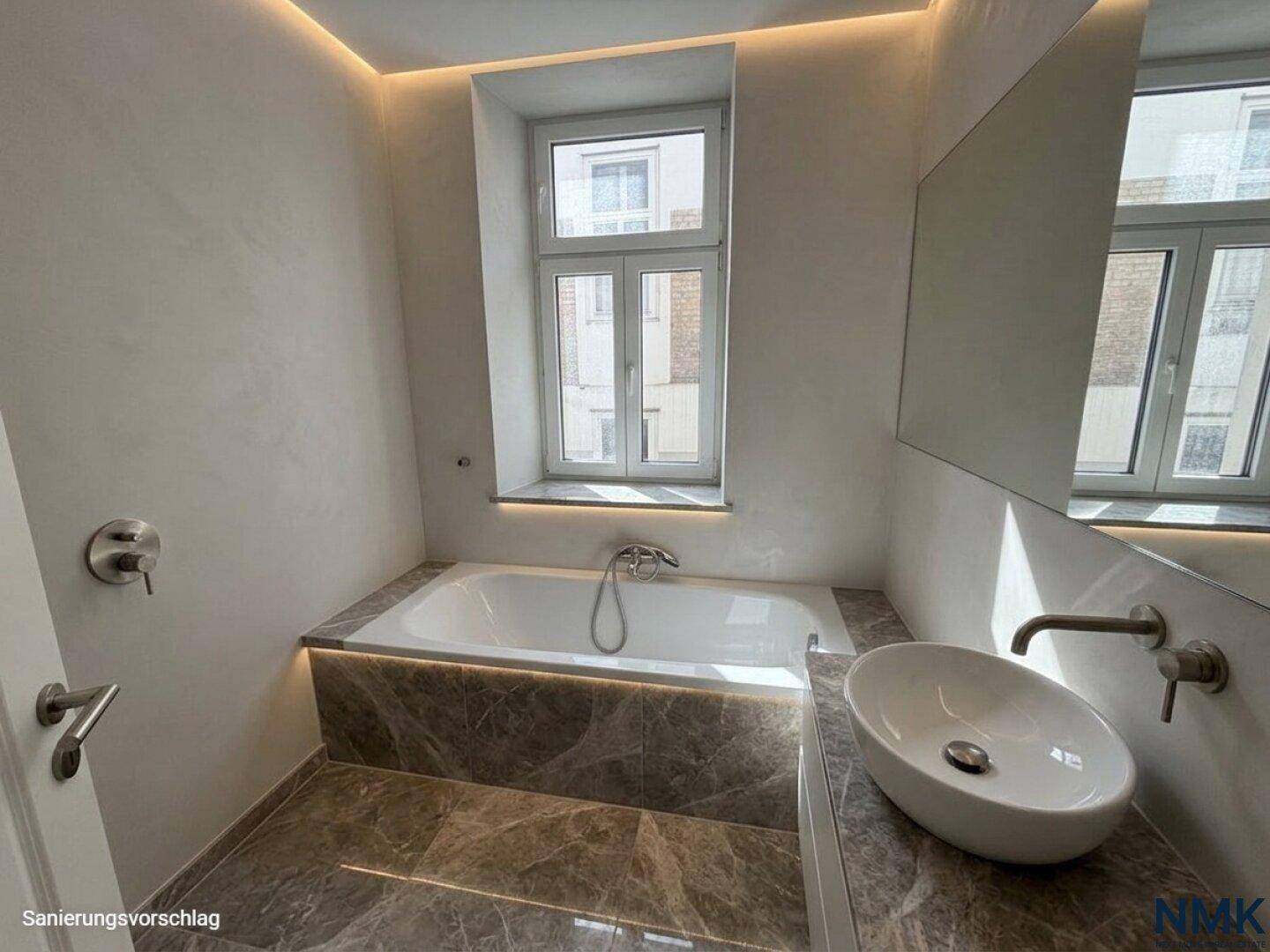 Modernes Badezimmer mit Badewanne, Marmorfliesen und indirekter Beleuchtung, als Sanierungsvorschlag.