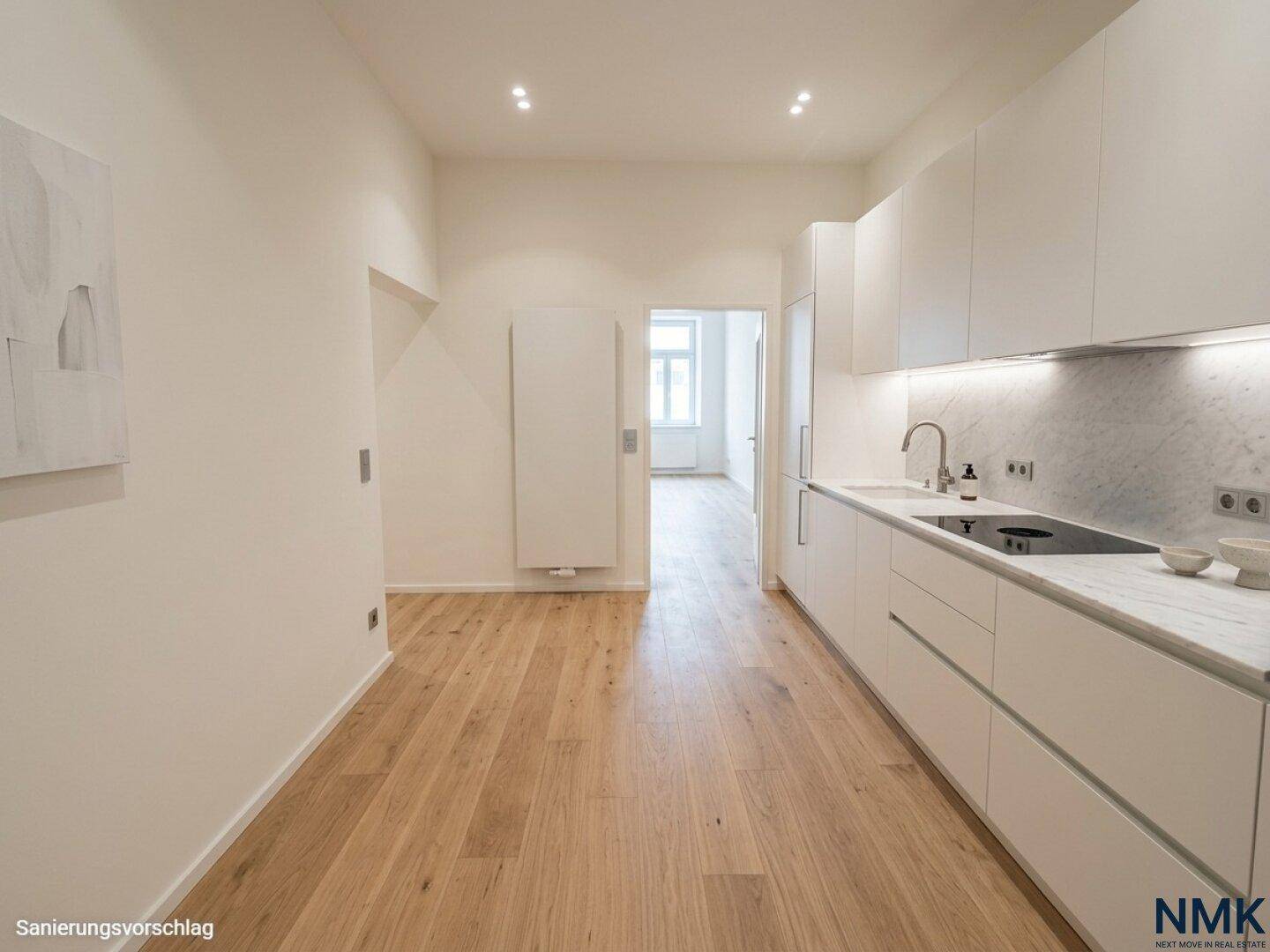 Moderne, helle Küche mit weißen Schränken, Marmorarbeitsplatte und Holzfußboden, frisch saniert.