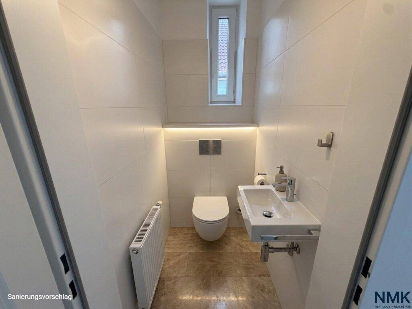 Modernes Gäste-WC mit weißen Fliesen, wandhängendem WC, kleinem Waschbecken und Fenster.