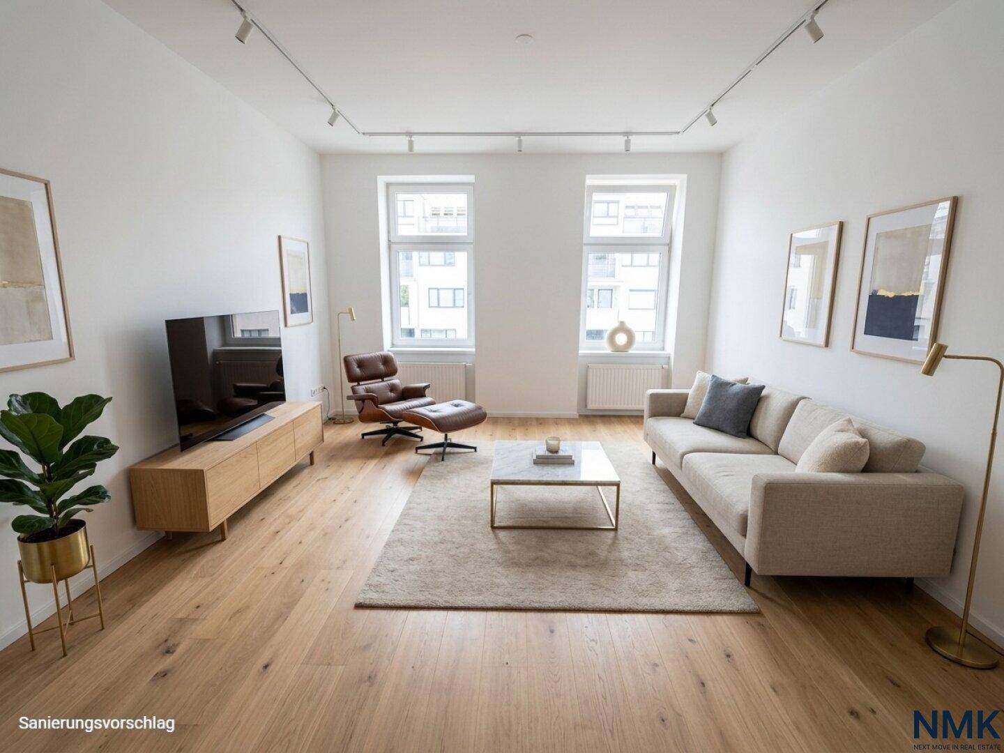 Modern eingerichtetes Wohnzimmer mit Holzparkett, bequemer Couch und zwei großen Fenstern.