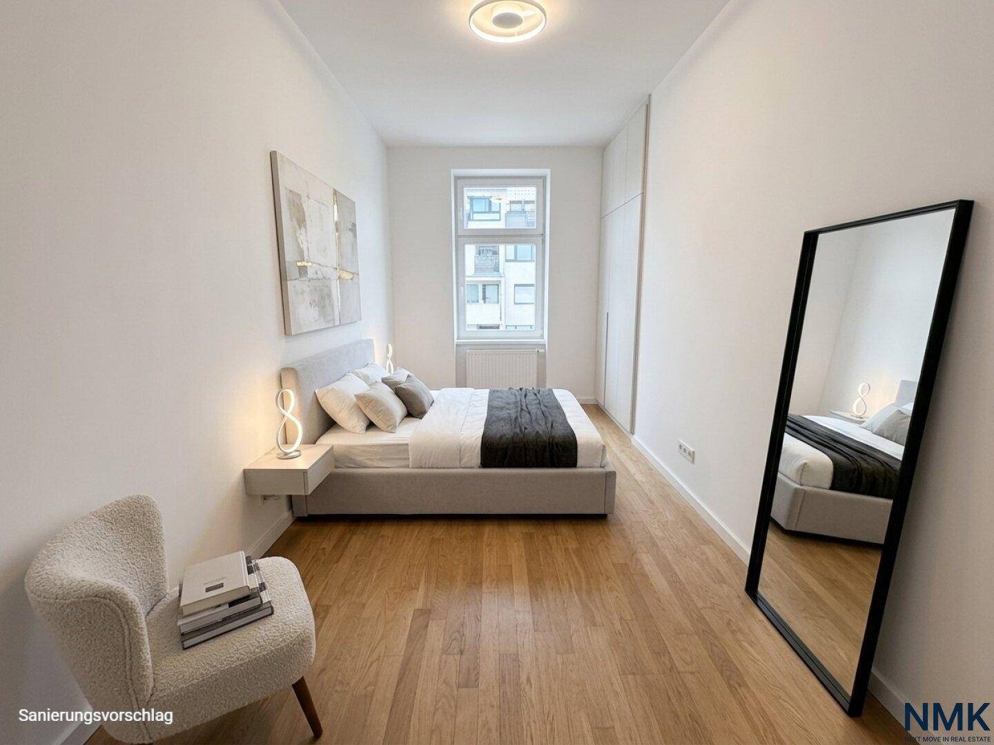 Helles Schlafzimmer mit modernem Bett, Holzparkett und großem Spiegel, ideal zum Entspannen.