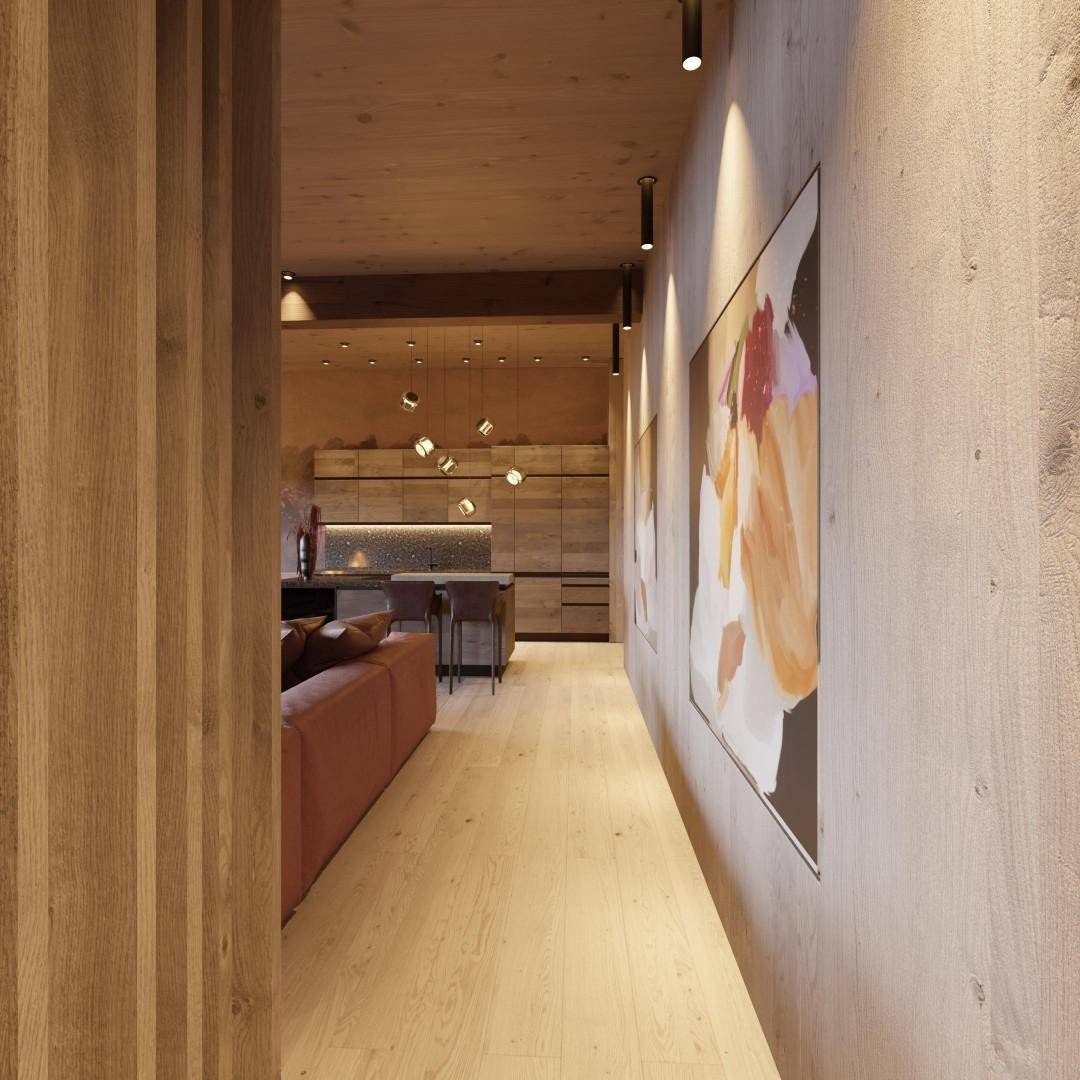 Heller Flur mit Holzwänden und Kunstwerken, der zum offenen Wohnbereich führt.