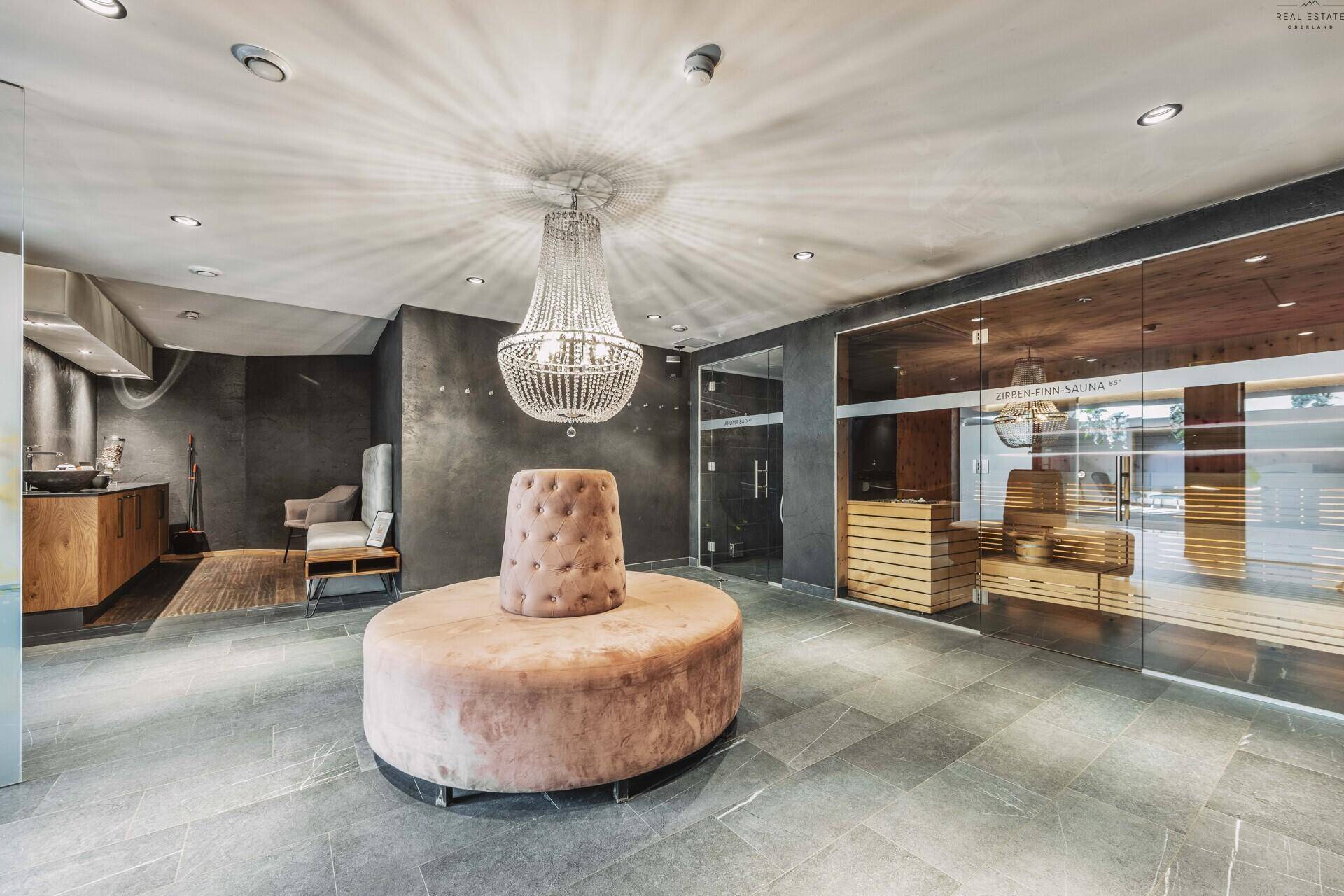 Luxuriöser Wellnessbereich mit Sauna, stilvoller Beleuchtung und bequemen Sitzgelegenheiten.