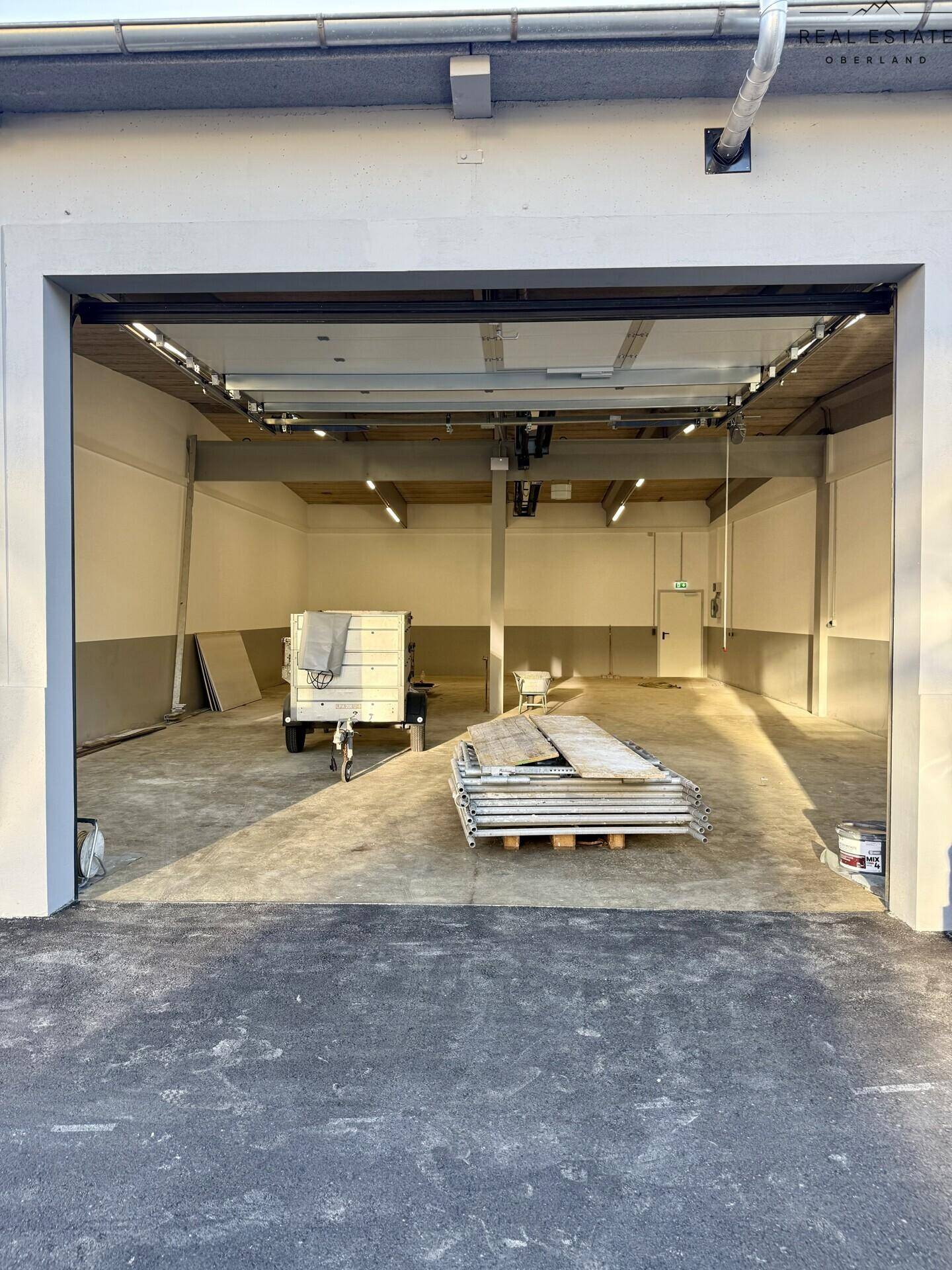 Geräumiger, leerer Gewerberaum mit Betonboden und hohen Decken, bereit für die Nutzung.