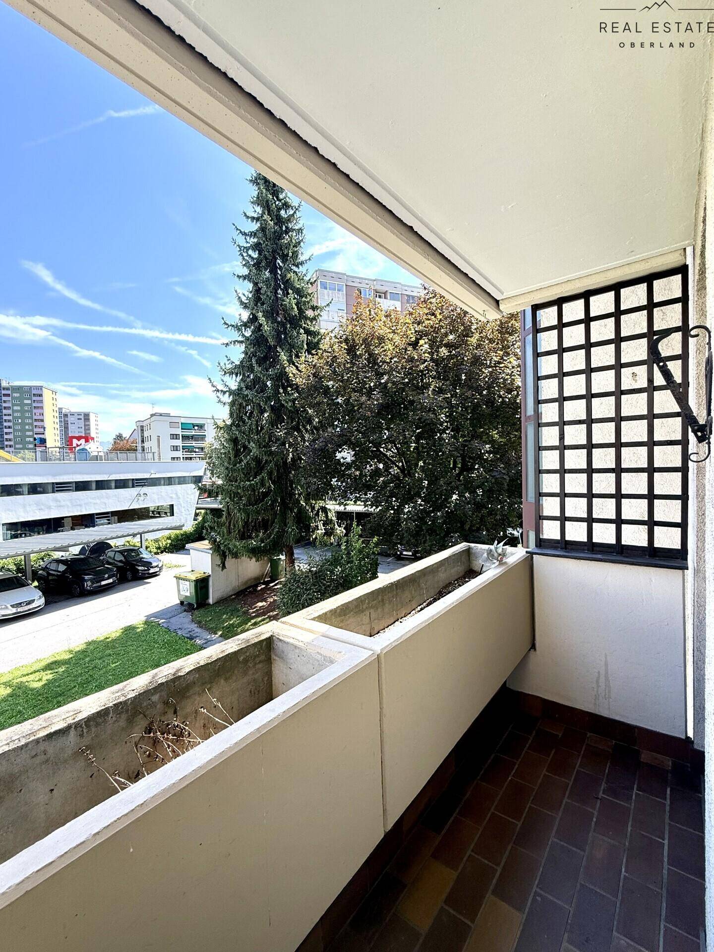 Balkon mit Blick auf Bäume und die Umgebung, ideal zum Entspannen.