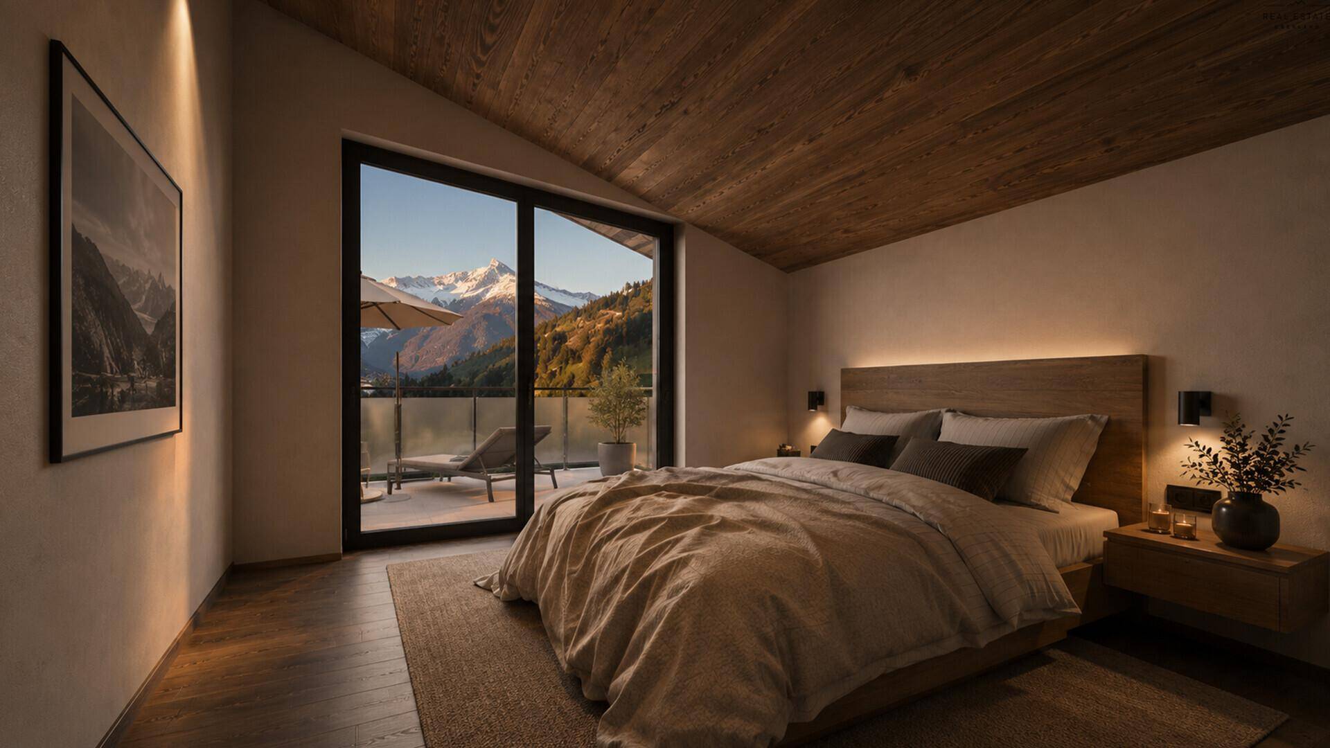 Gemütliches Schlafzimmer mit Holzbalkendecke, großem Bett und direktem Zugang zum Balkon mit Bergblick.