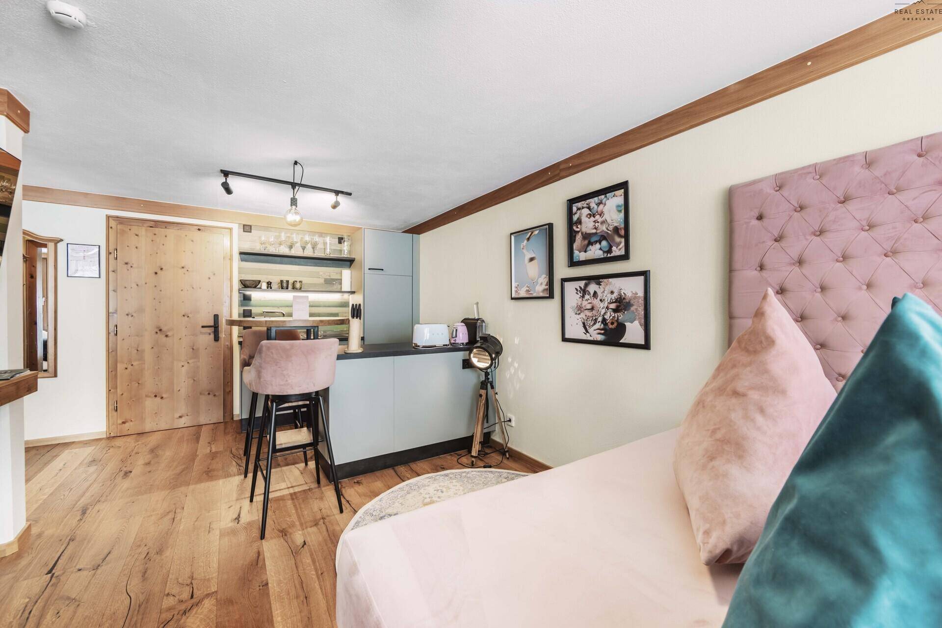 Helles Studio-Apartment mit Schlafbereich, Küchenzeile und modernem Dekor.