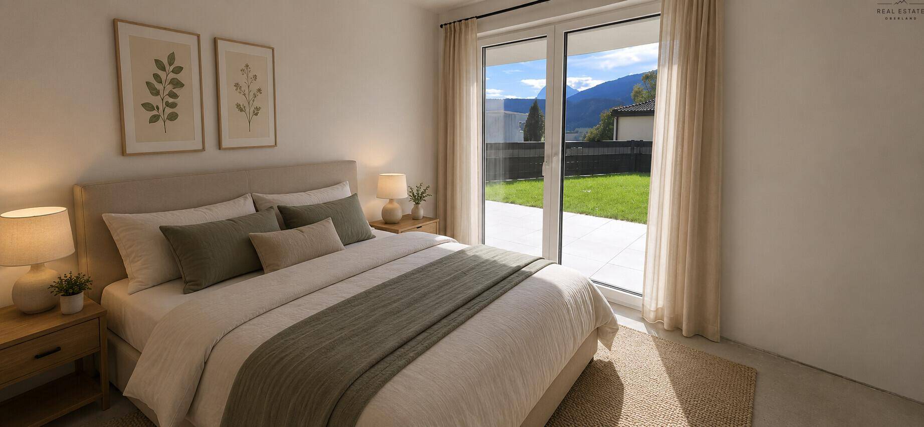 Gemütliches Schlafzimmer mit Holzboden, großen Fenstern und Blick ins Grüne.