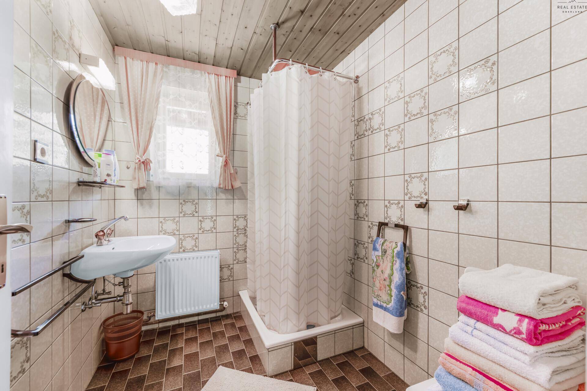 Badezimmer mit Duschkabine, Waschbecken und WC, gefliest im traditionellen Stil.