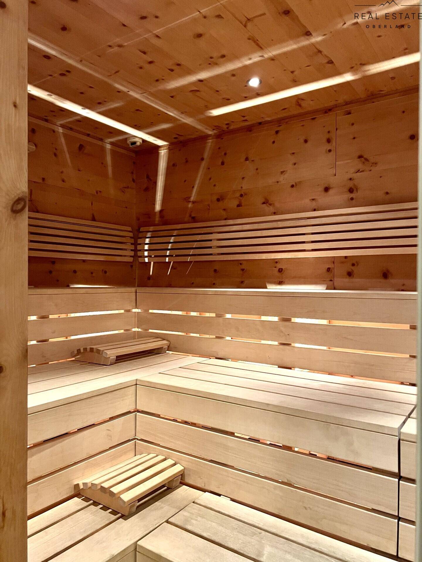 Traditionelle Holzsauna mit mehreren Sitzebenen für entspannende Momente.
