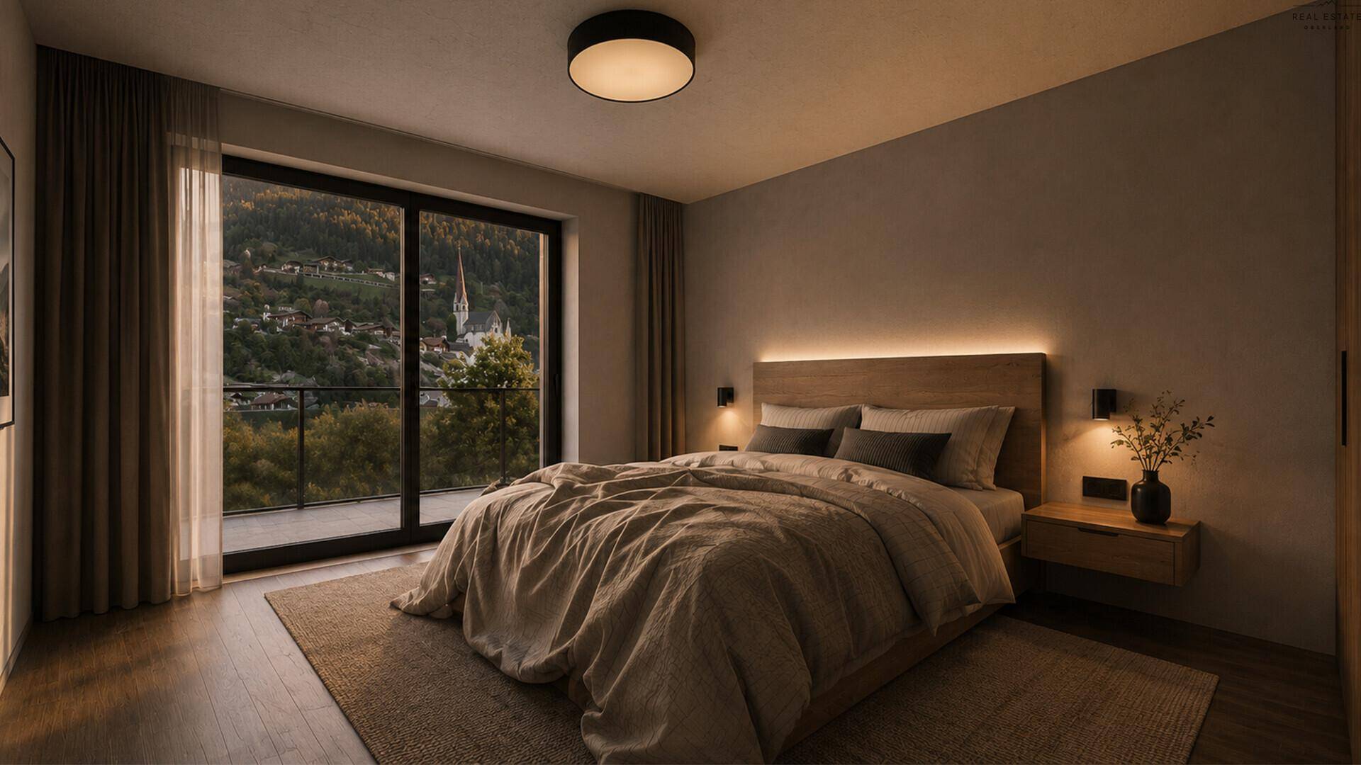 Schlafzimmer mit Holzboden, großem Fenster und Zugang zu einem Balkon mit Dorf- und Bergblick.
