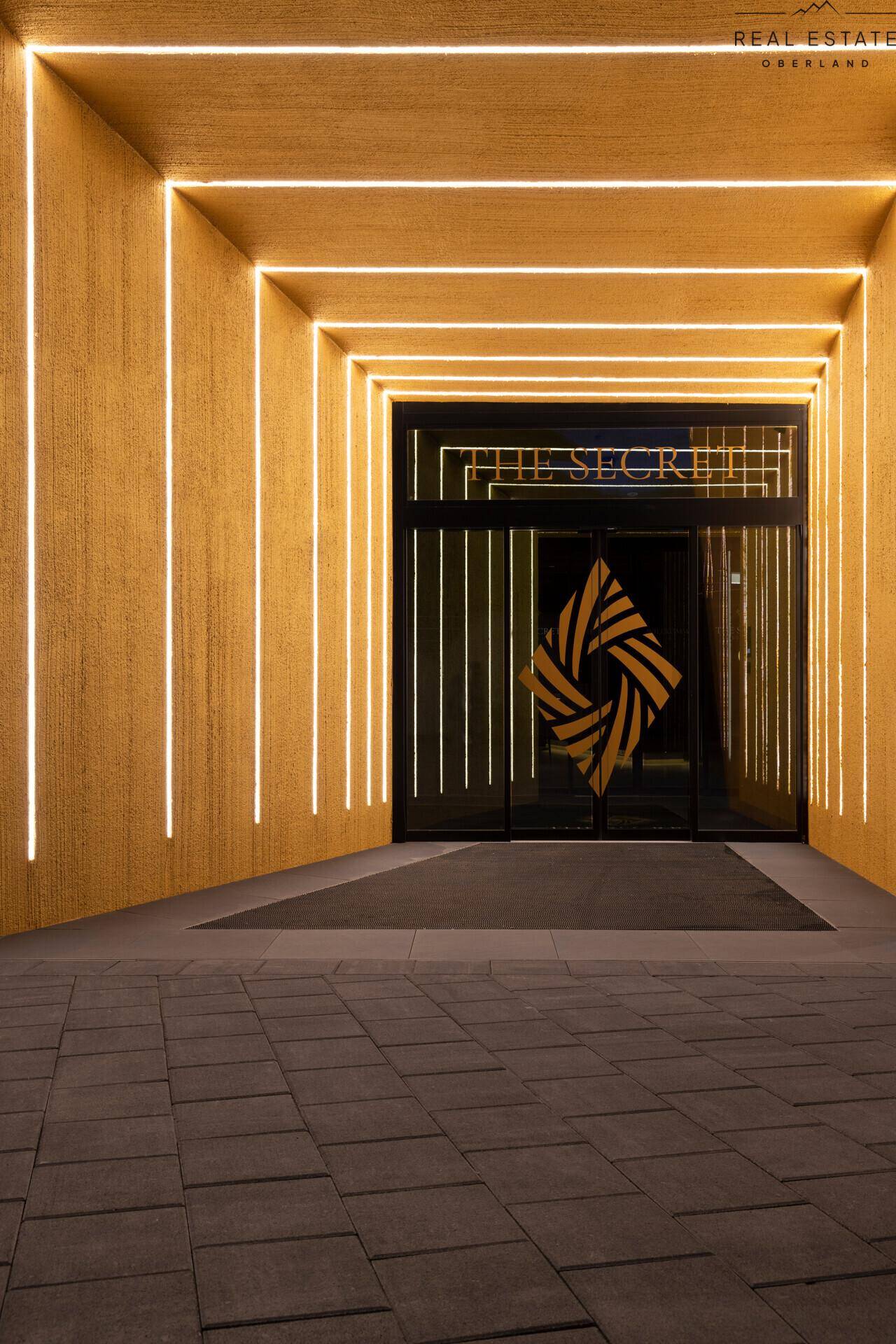 Moderner Eingangsbereich mit auffälliger LED-Beleuchtung und geometrischem Design.