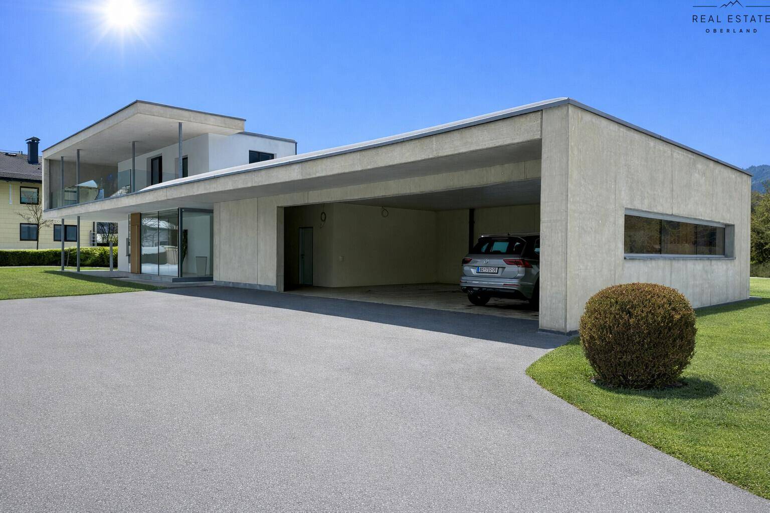 Moderner Carport mit Stellplatz für ein Fahrzeug, angrenzend an die stilvolle Architektur des Hauses.