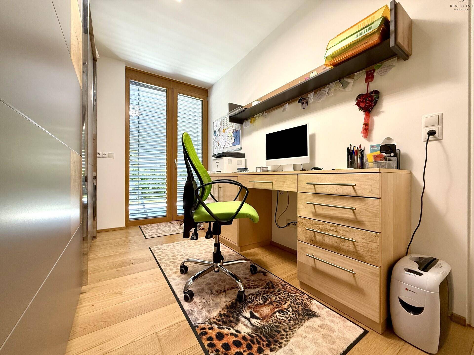 Helles Arbeitszimmer mit Schreibtisch, Bürostuhl und Holzboden, ideal für Home-Office.