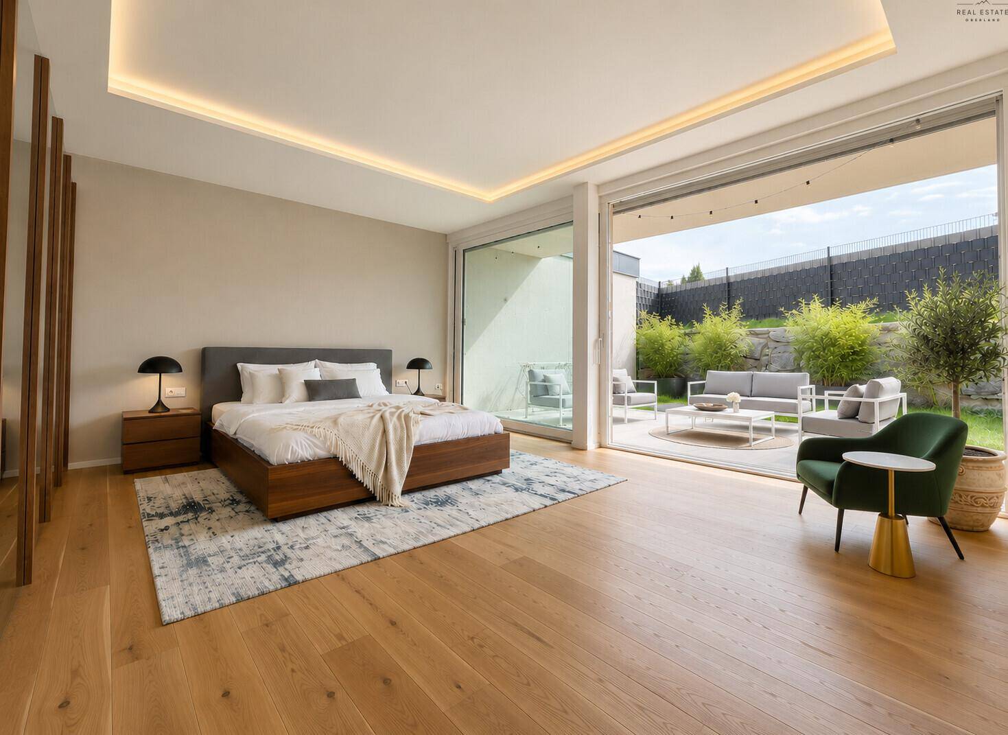 Helles Schlafzimmer mit Holzboden, großem Bett und direktem Zugang zu einer Außenterrasse.