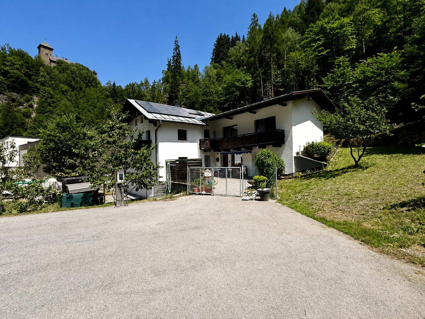 Wohnhaus in alpiner Umgebung mit Photovoltaikanlage und Bergblick.
