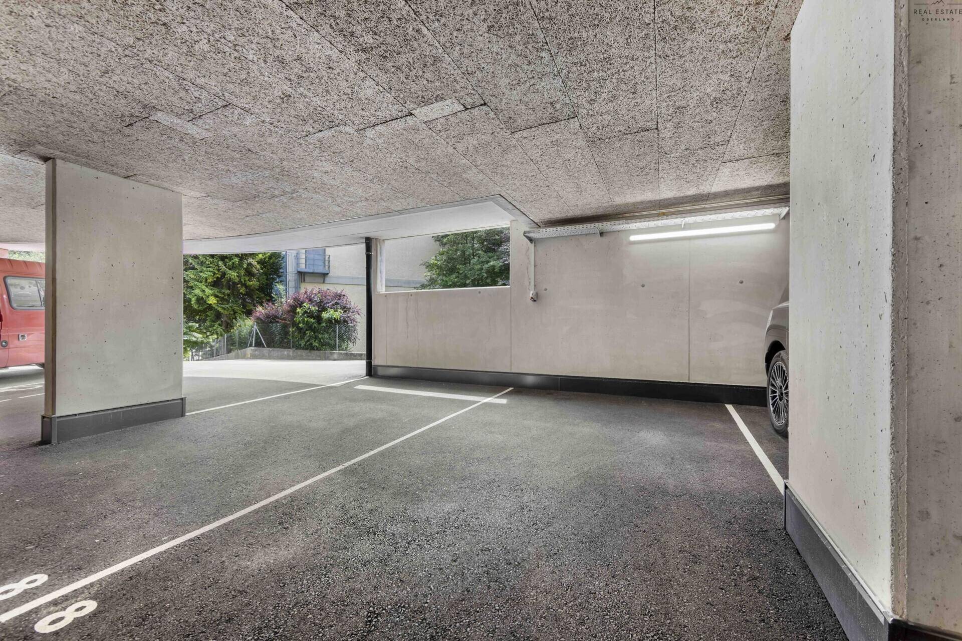 Geräumige Tiefgarage mit markierten Stellplätzen und guter Beleuchtung, bietet sicheren Parkraum.