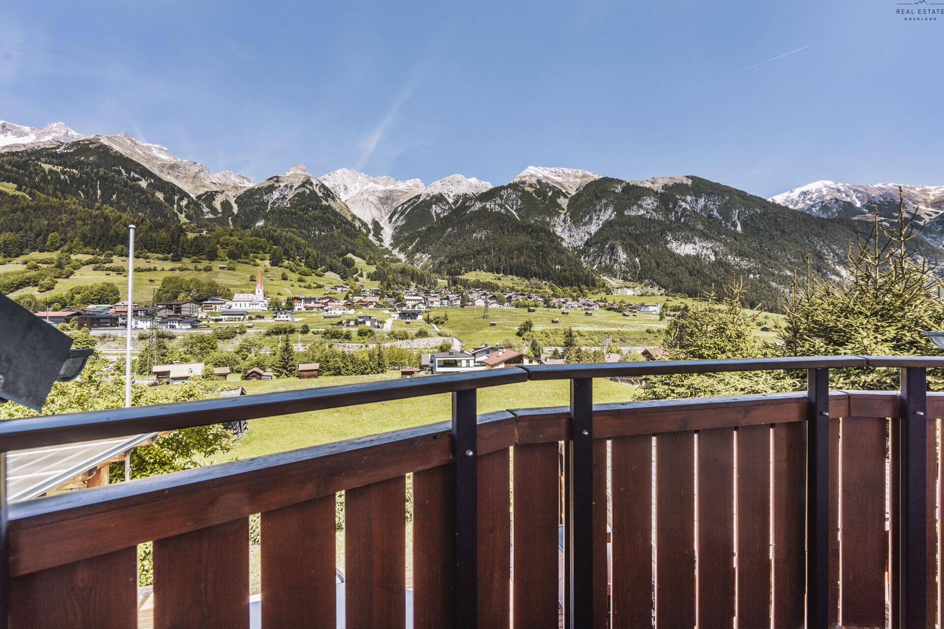 Balkon mit weitem Blick über das Tal und die beeindruckende Bergkulisse.