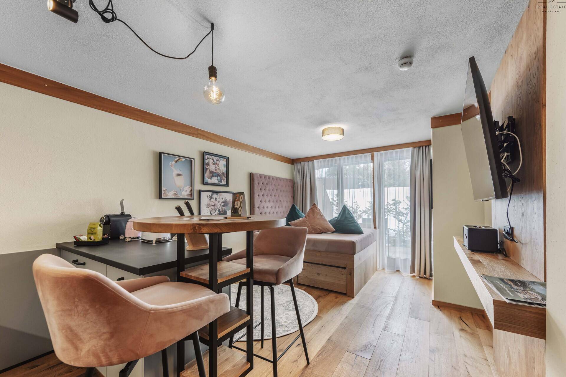 Gemütliches Studio-Apartment mit Schlafsofa, Bartisch und Blick ins Grüne.