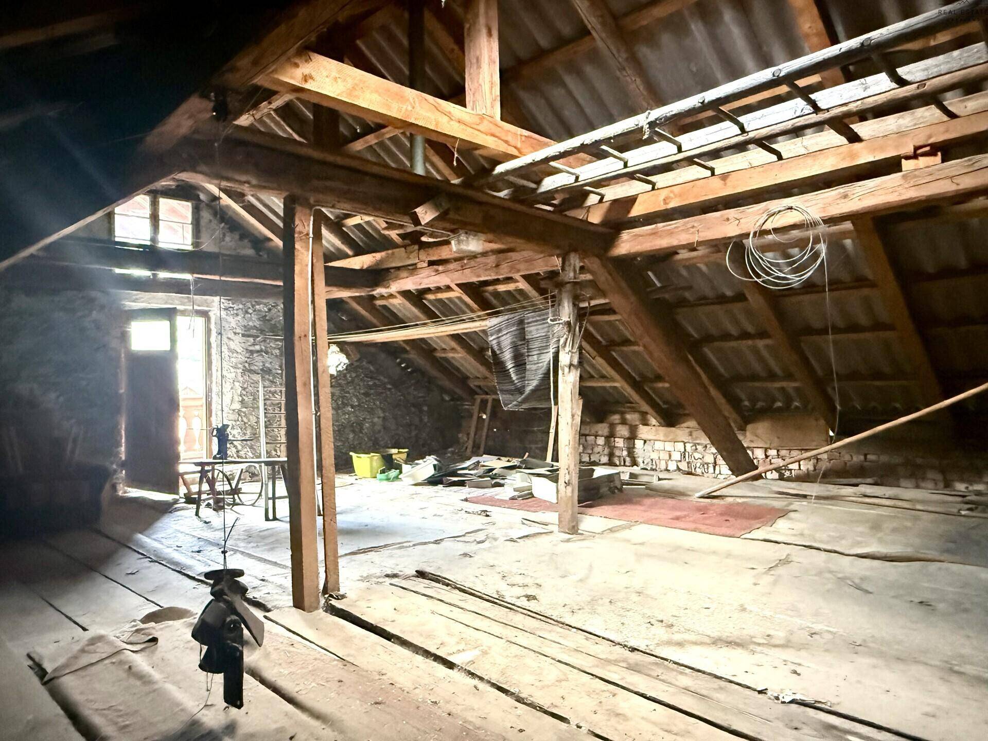 Geräumiger Dachboden mit sichtbaren Holzbalken und viel Potenzial für Ausbau.