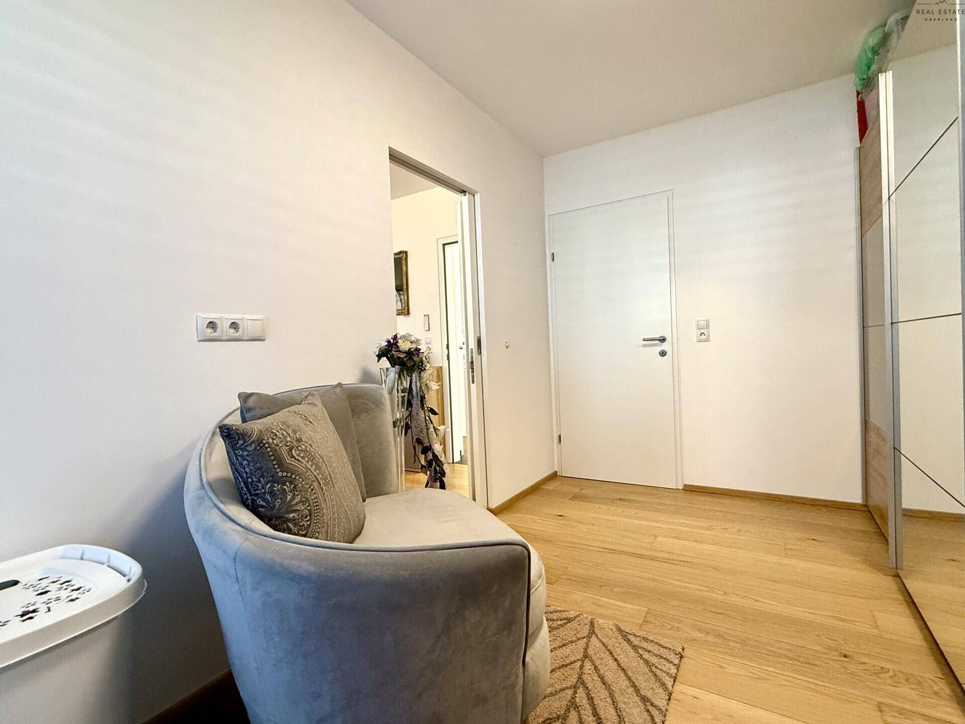 Geräumiger Flur mit Holzboden und integriertem Kleiderschrank für zusätzlichen Stauraum.