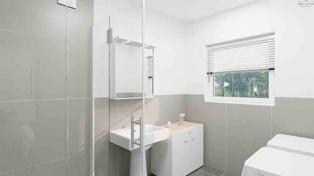 Modernes Badezimmer mit Dusche, Waschbecken, Spiegelschrank und Fenster.