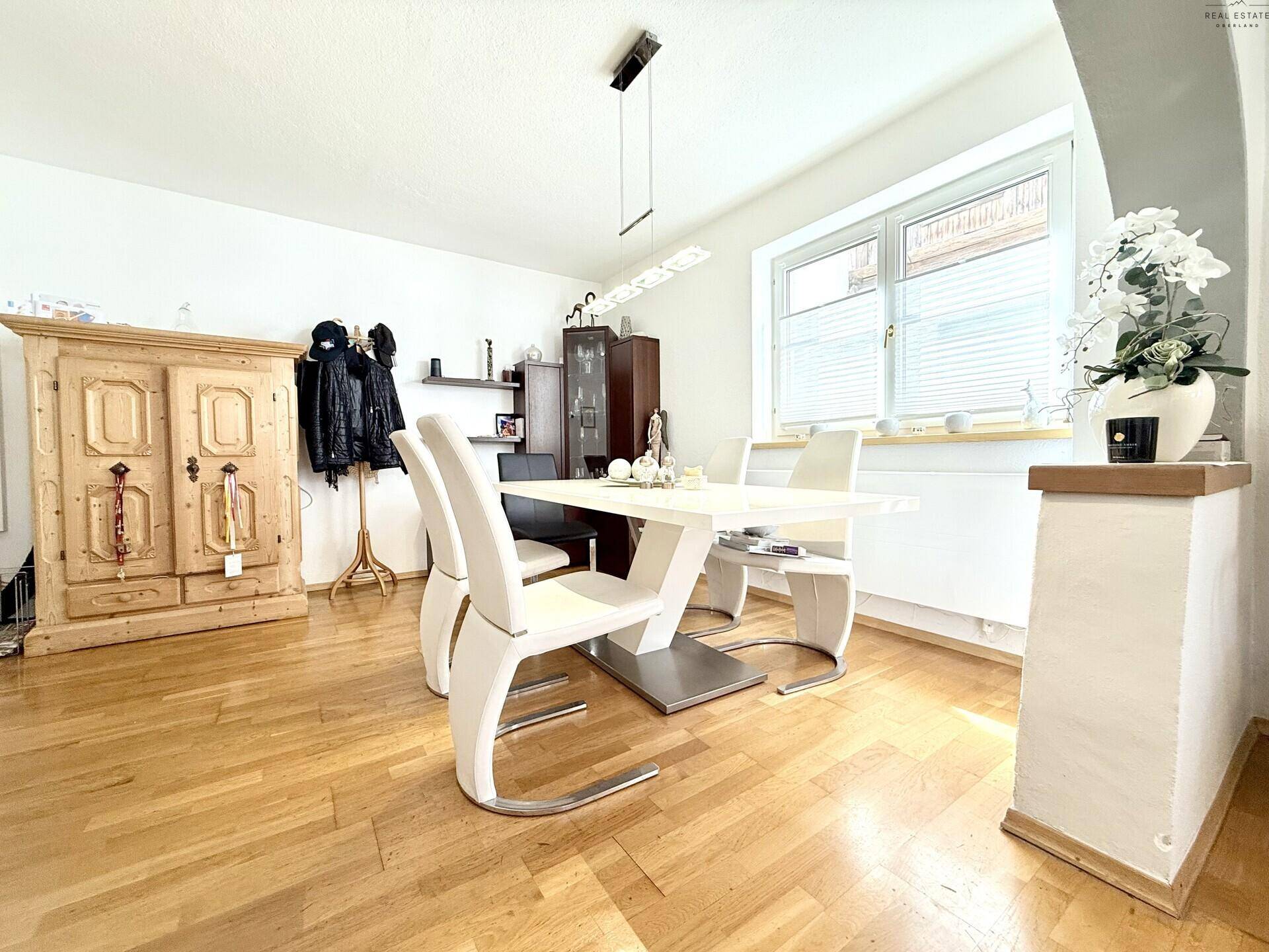 Gemütlicher Essbereich mit Holzboden und traditionellem Holzschrank.