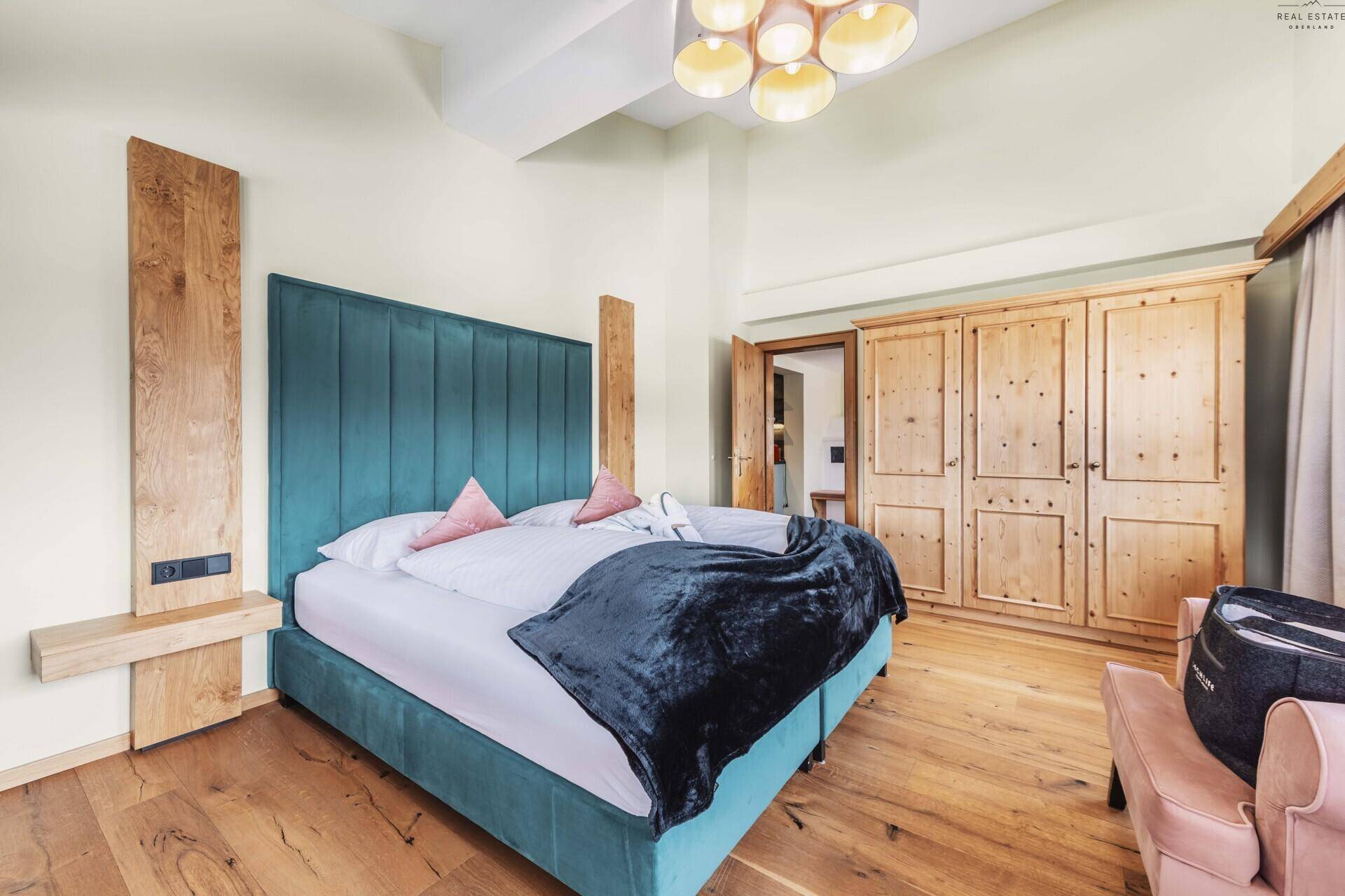 Gemütliches Schlafzimmer mit Doppelbett, Holzschrank und modernem Design.