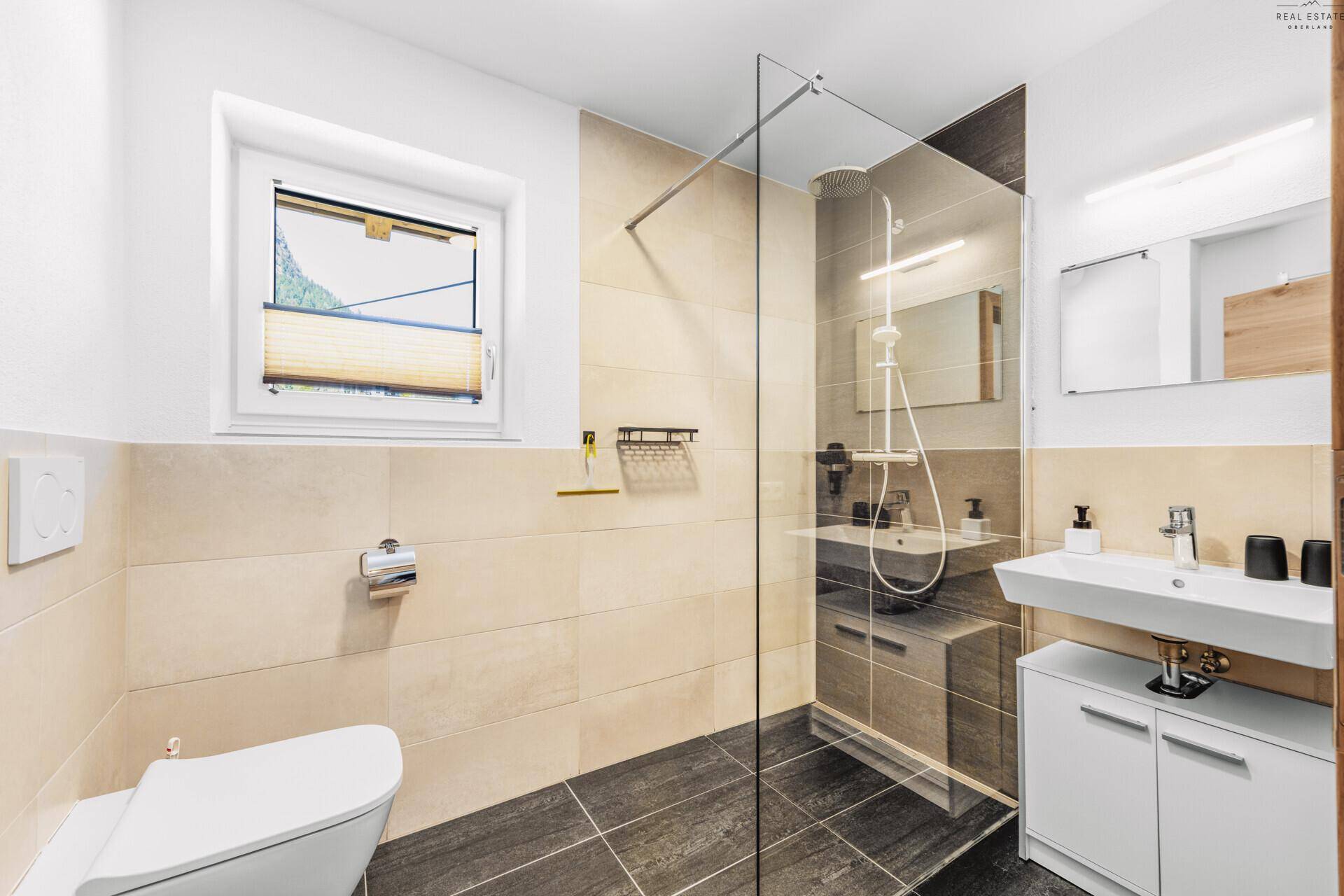 Modernes Badezimmer mit begehbarer Dusche, Wand-WC und Fenster.