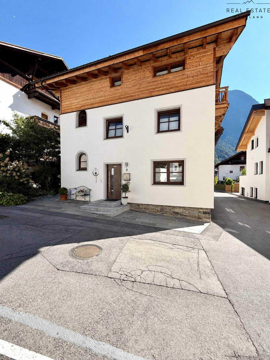 Ansicht des Hauses mit traditioneller Architektur und gepflegter Umgebung.