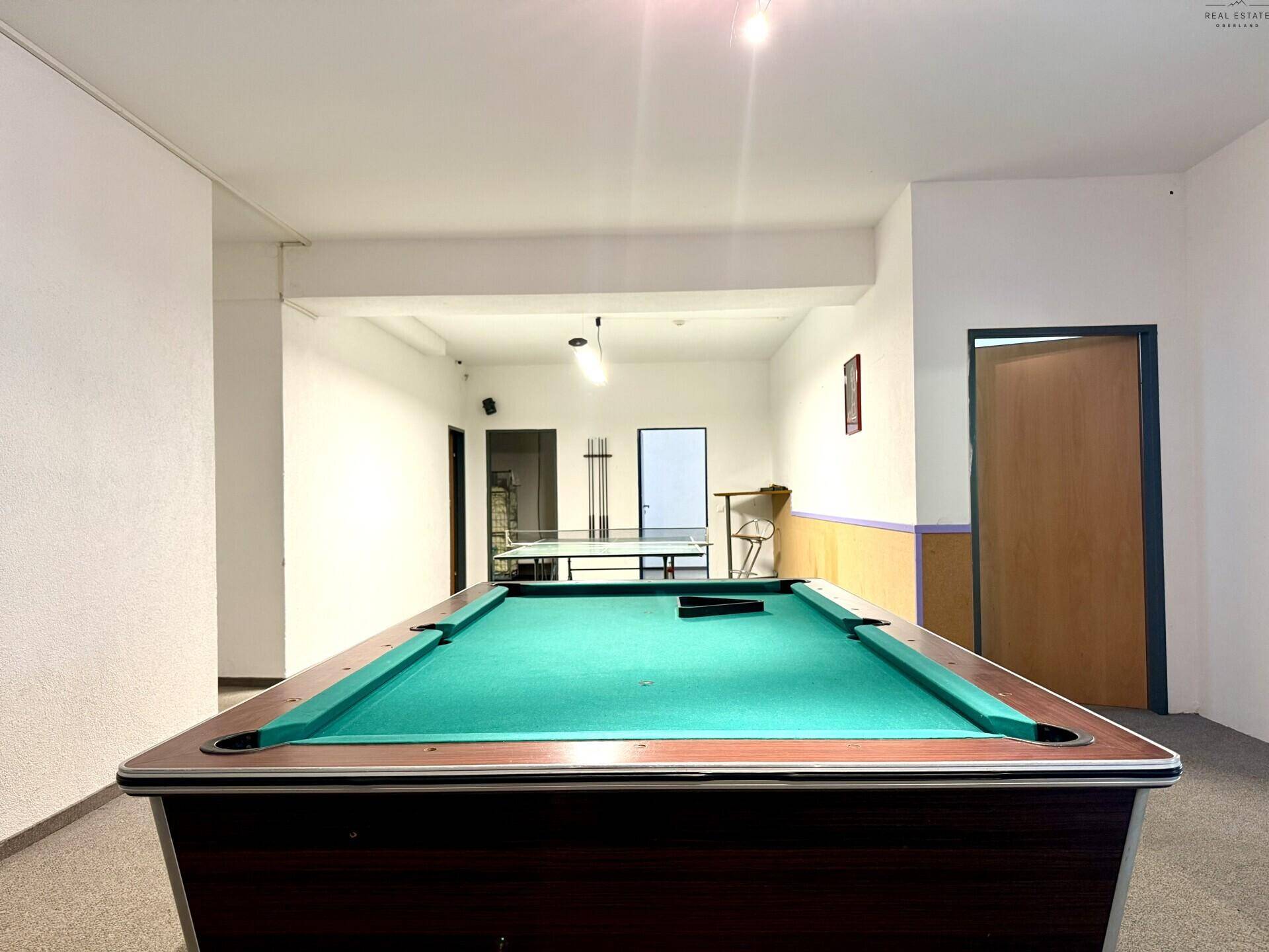 Spielzimmer mit Billardtisch und Tischtennisplatte, ideal für Freizeitaktivitäten.