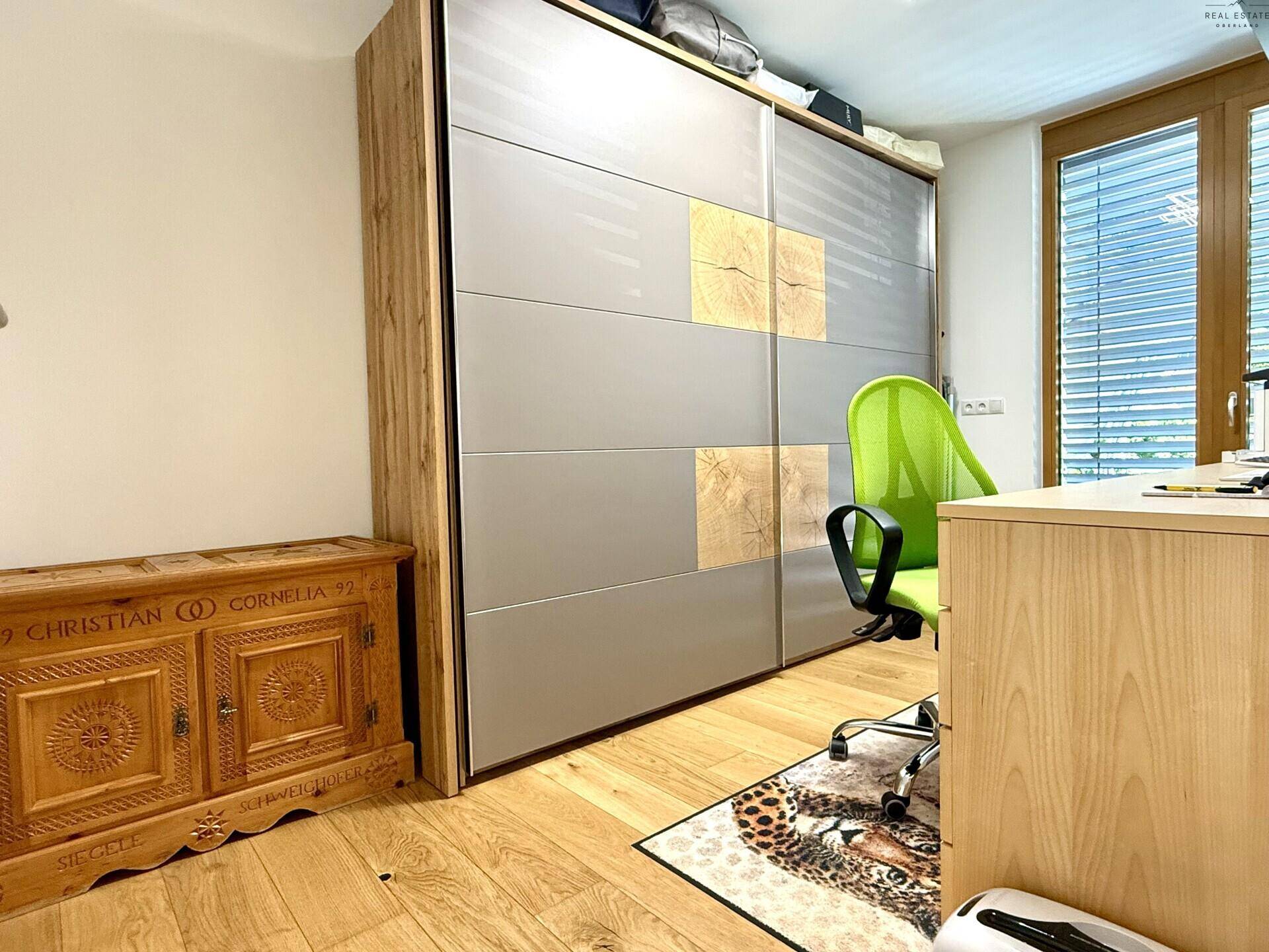 Arbeitszimmer mit Einbauschrank, Holzboden und traditioneller Holztruhe.
