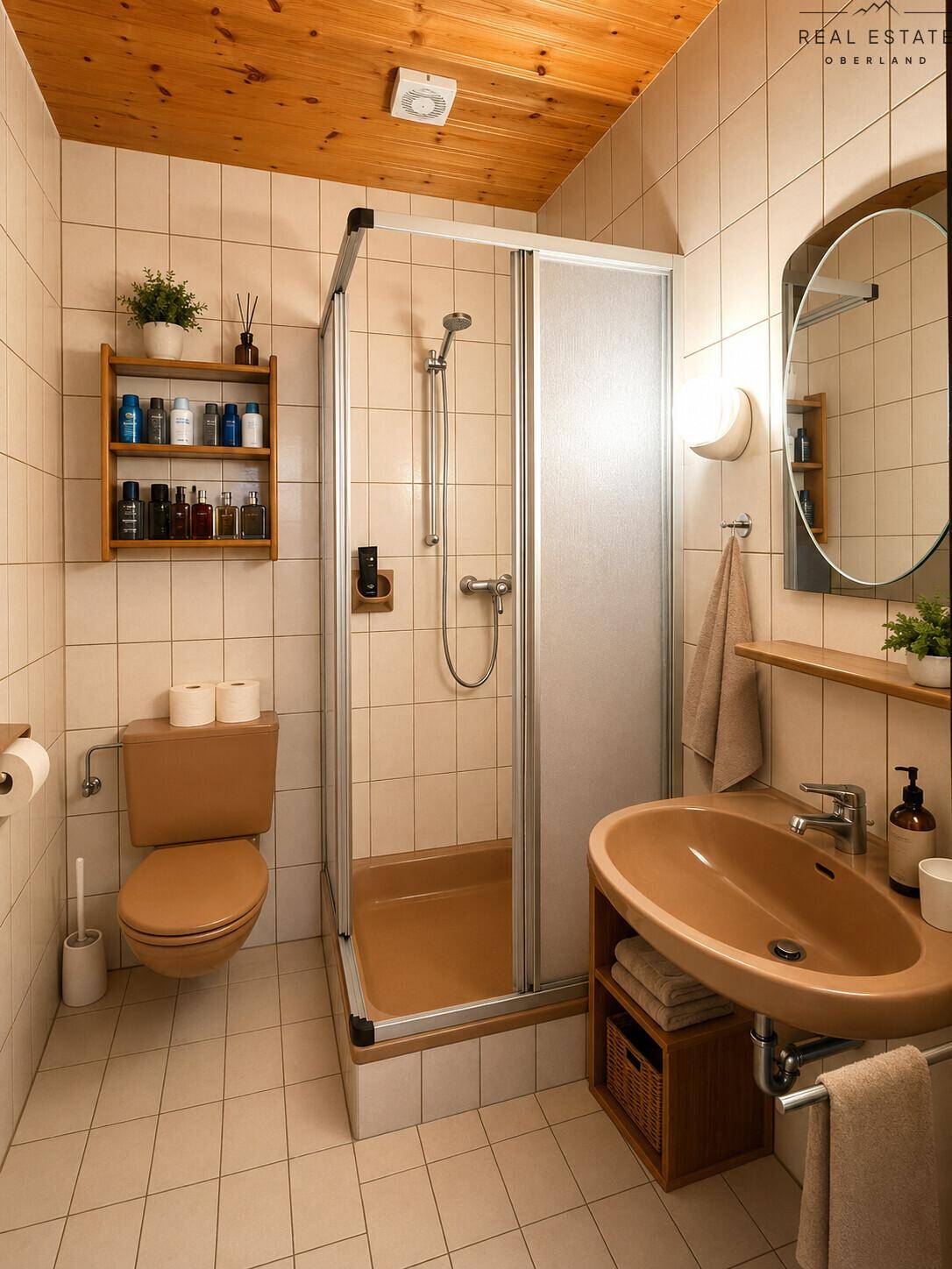 Helles Badezimmer mit Duschkabine, braunen Armaturen und Holzdecke, gut beleuchtet.