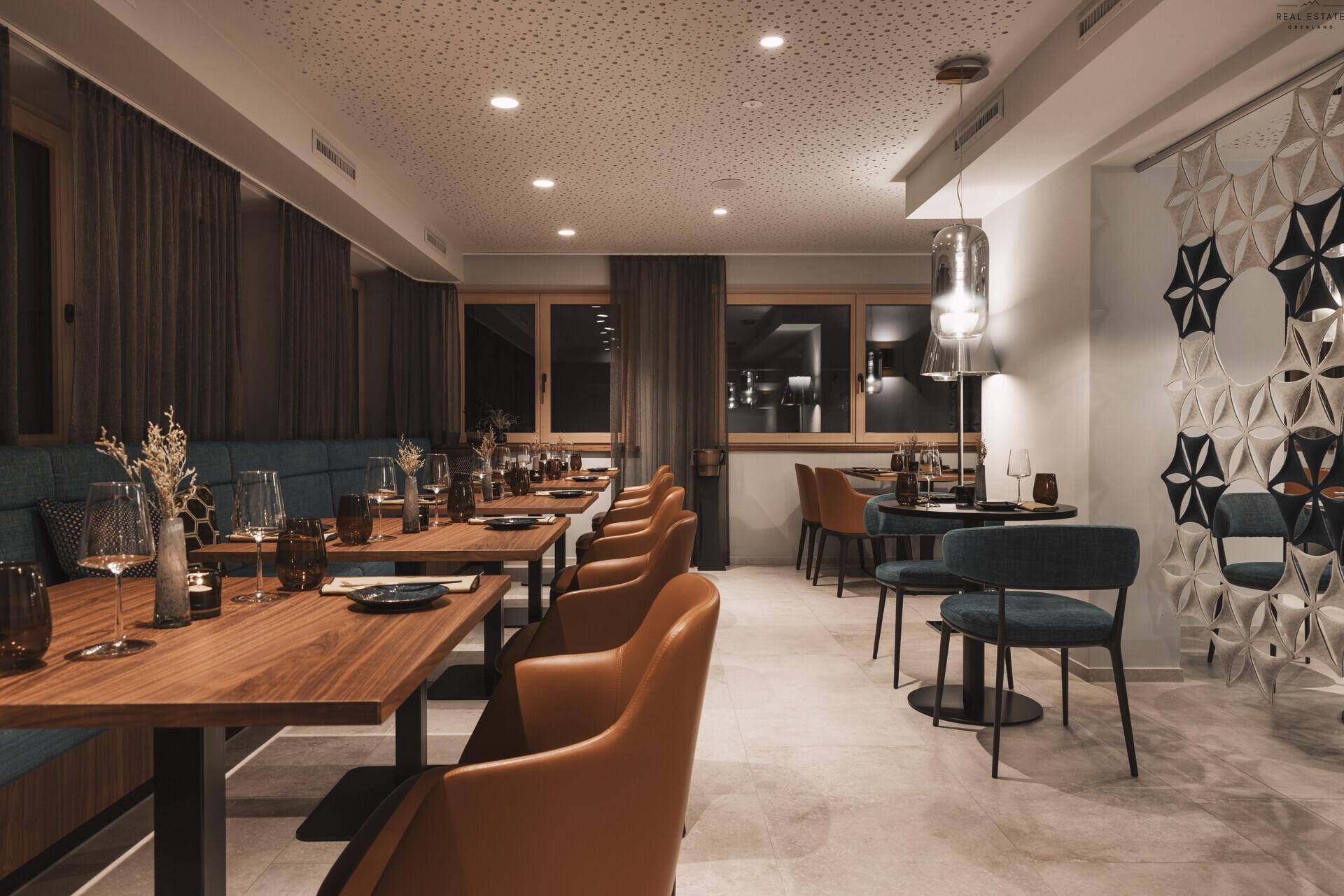 Geräumiger Restaurantbereich mit verschiedenen Sitzgelegenheiten und elegantem Ambiente.