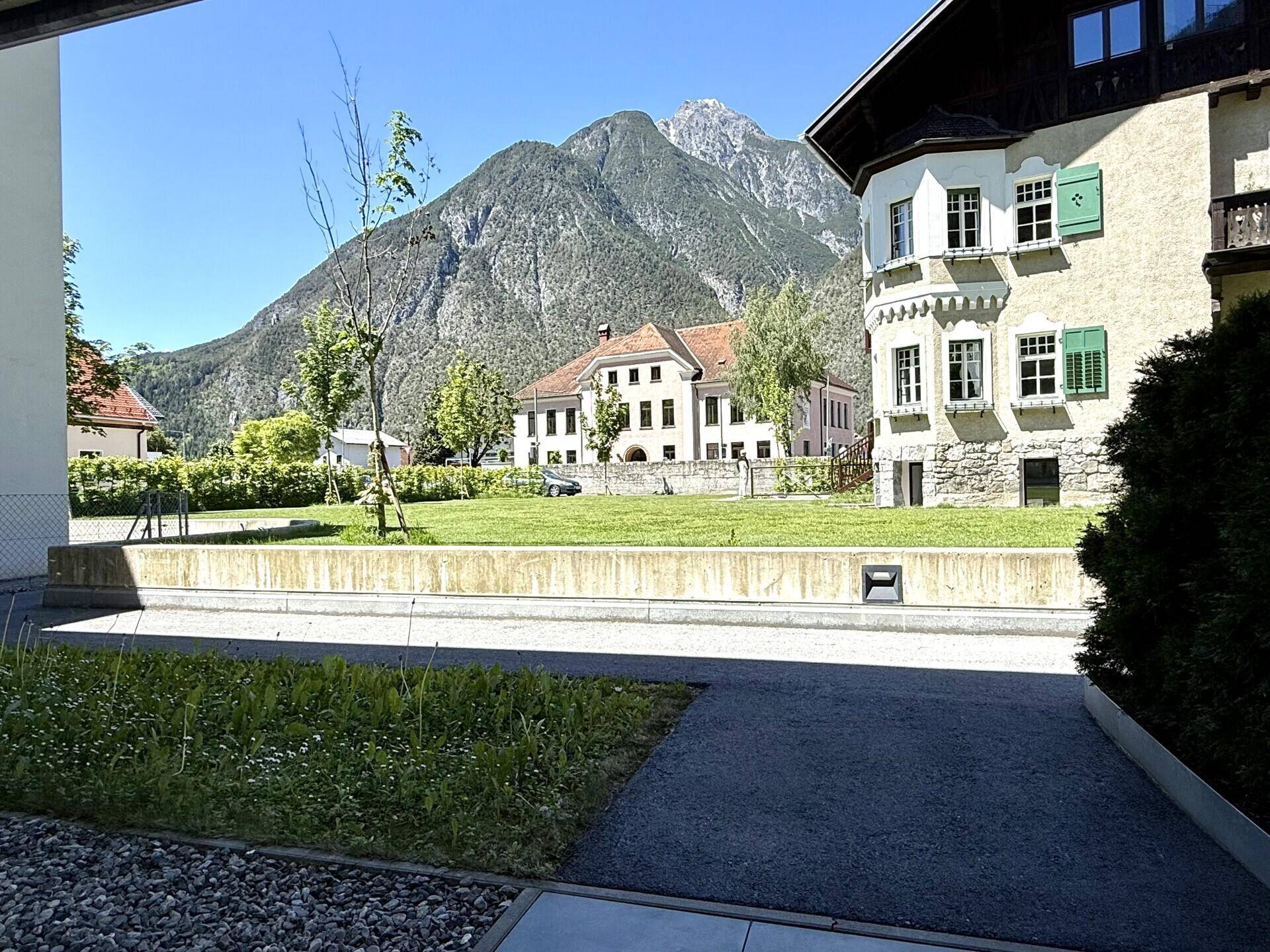 Malerischer Bergblick mit historischen Gebäuden und weitläufigen Grünflächen in der Umgebung.