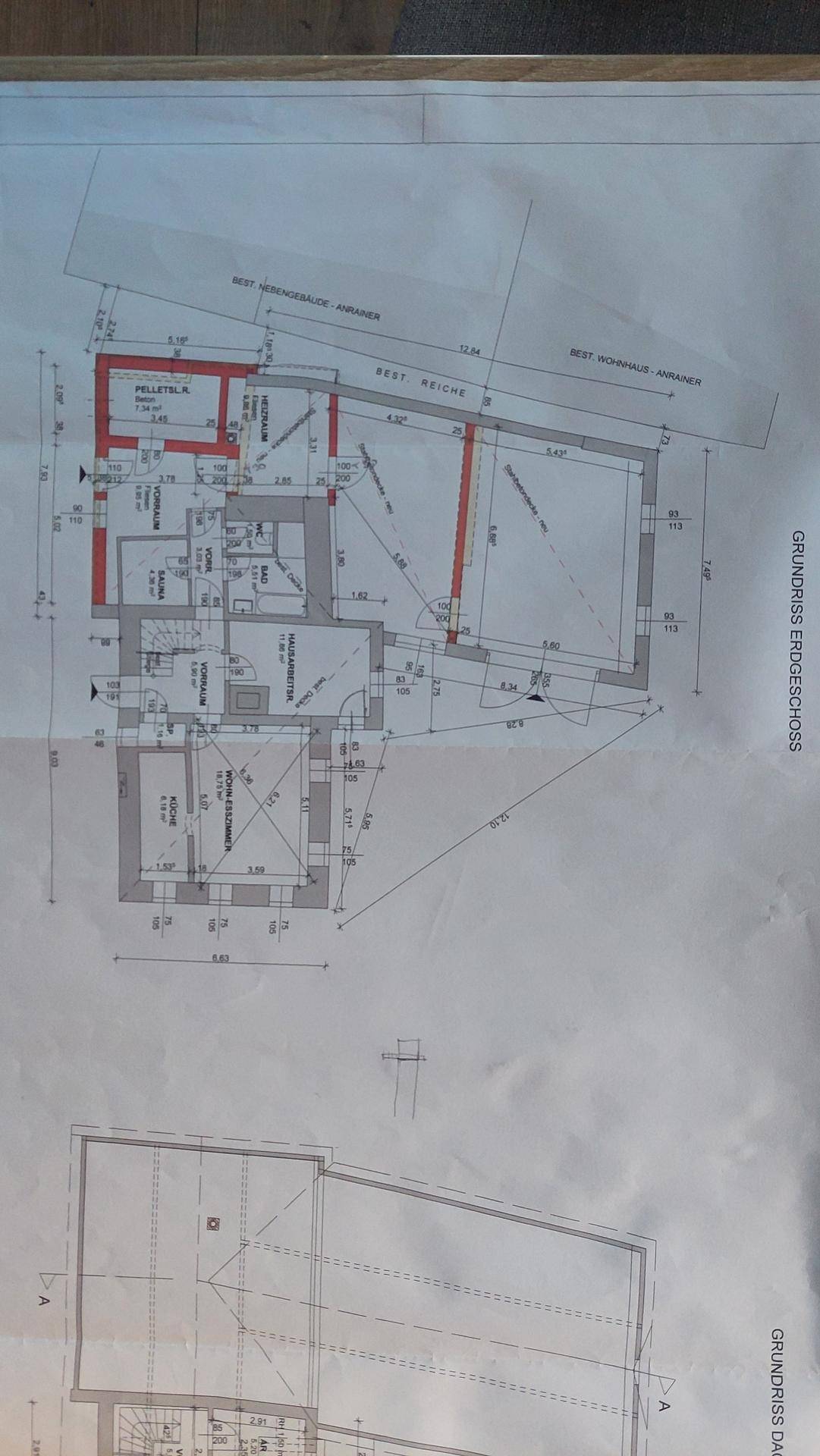 Grundriss des Erdgeschosses mit Raumaufteilung und Maßen.