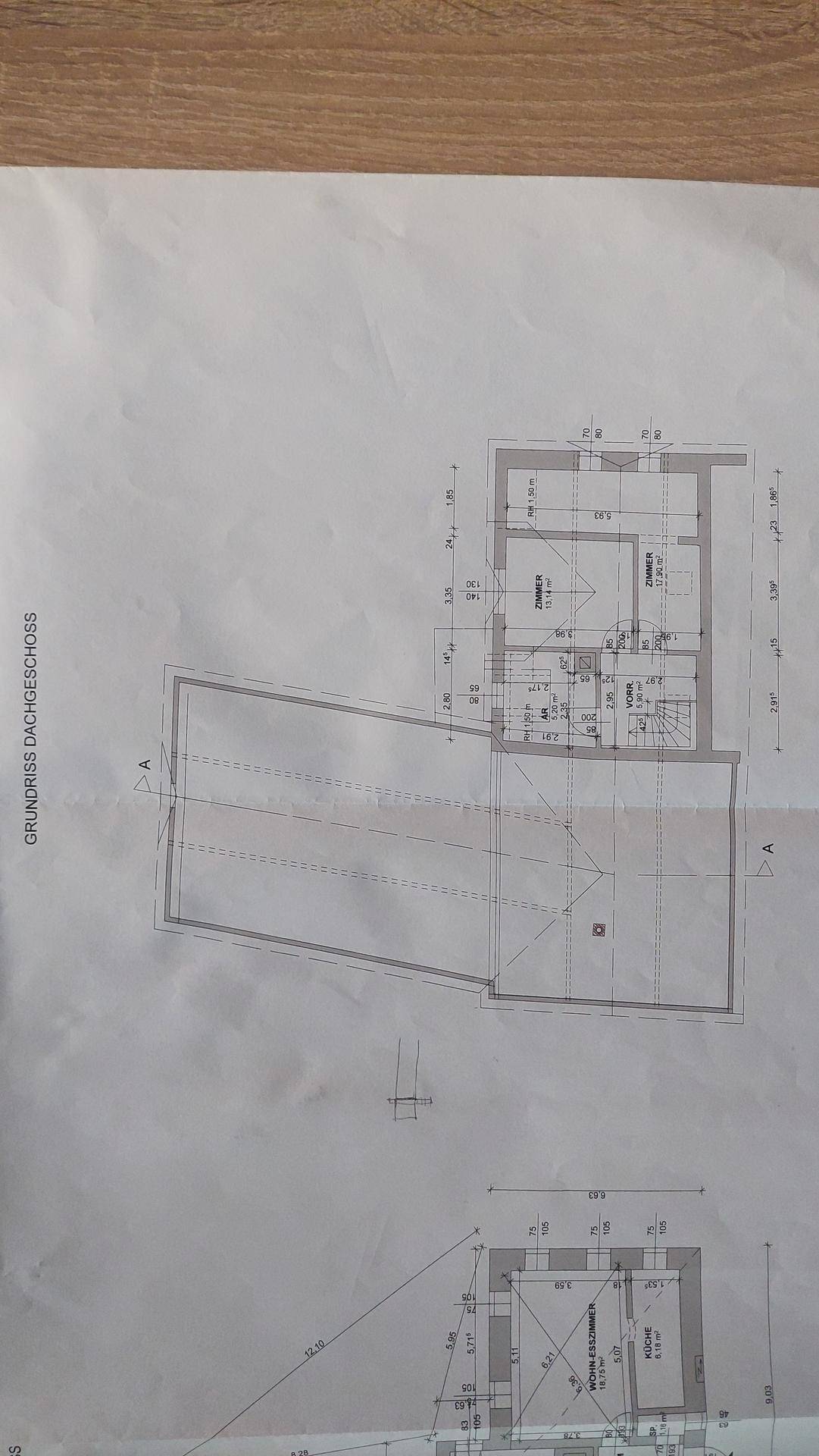 Grundriss des Dachgeschosses mit Schlafzimmern und Badezimmer.