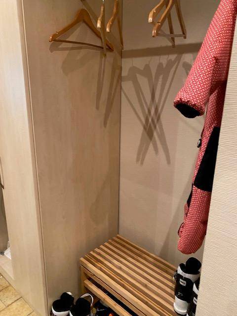 Eingangsbereich mit praktischer Schuhbank und Kleiderbügeln für Jacken und Mäntel.